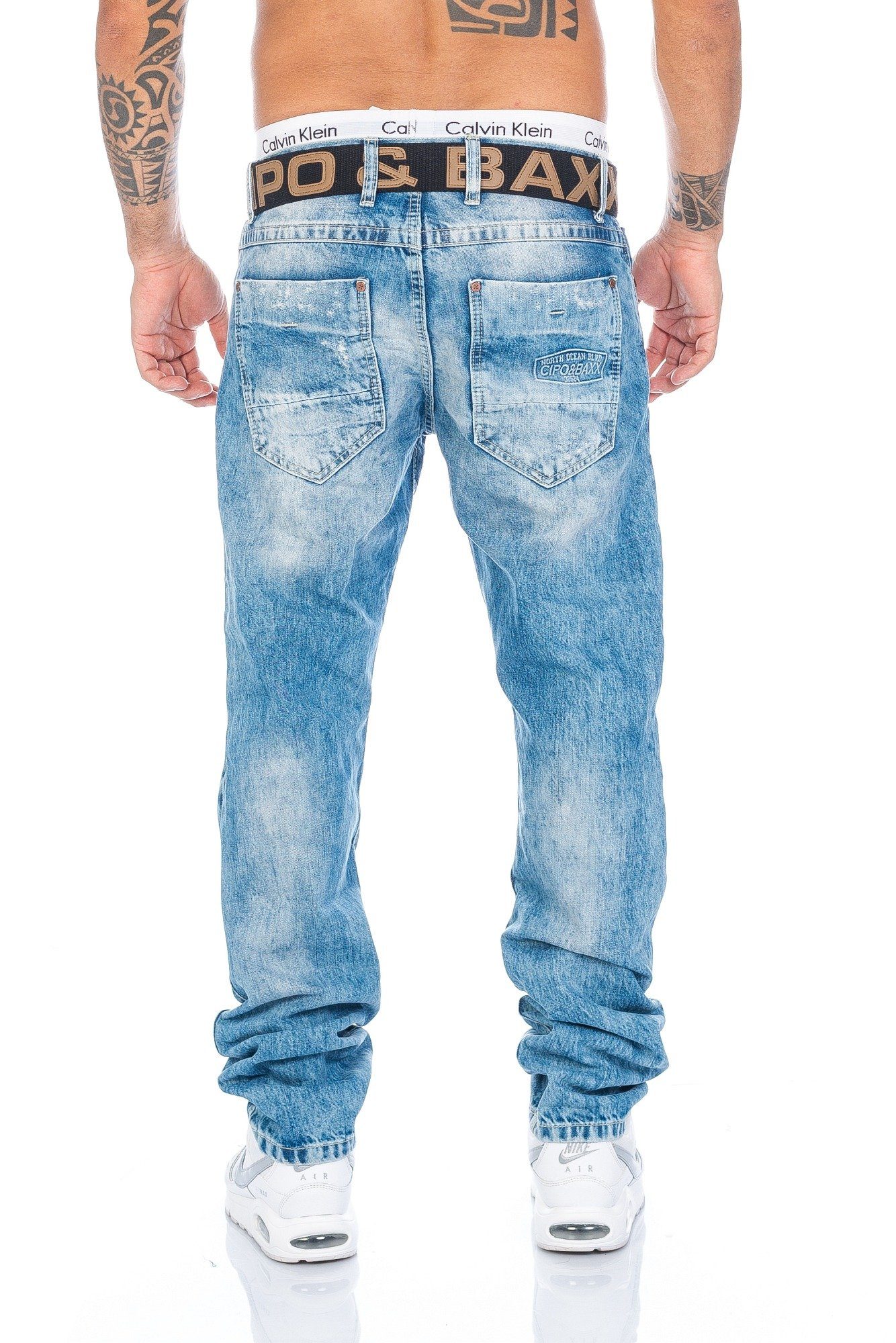 inklusive Herren Stoff Destroyed & Gürtel Regular-fit-Jeans mit Destroyed mit unterlegt Cipo Baxx Stoffunterlegungen, farbigen Look Jeans farbigen Look Hose im