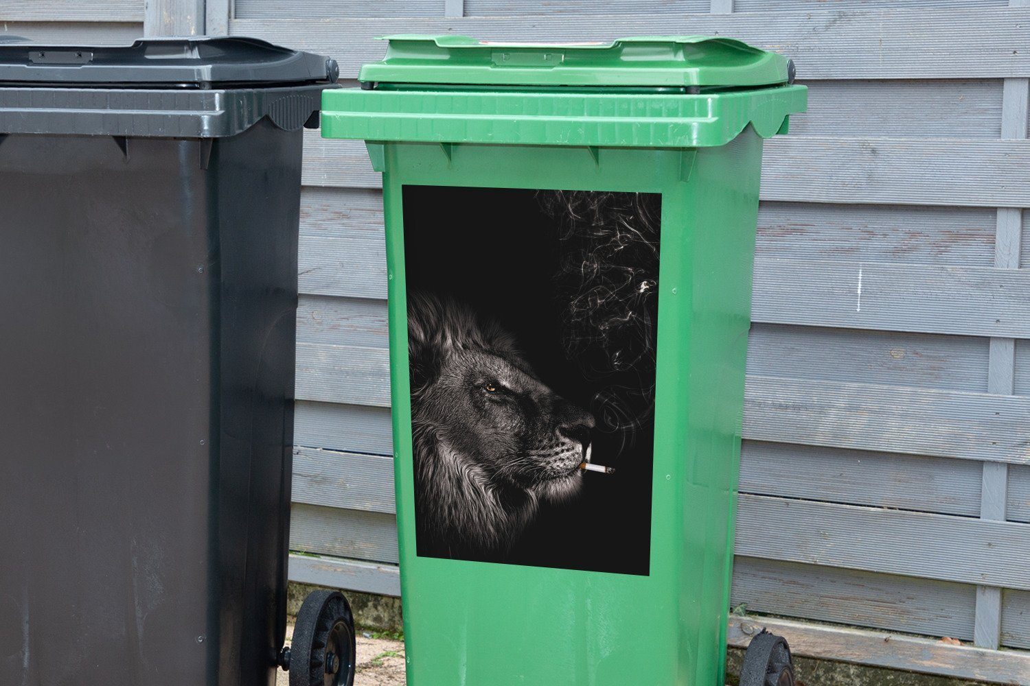 MuchoWow Wandsticker Löwe - Zigarette (1 Container, Mülleimer-aufkleber, Weiß Schwarz - Sticker, St), Abfalbehälter Mülltonne, 