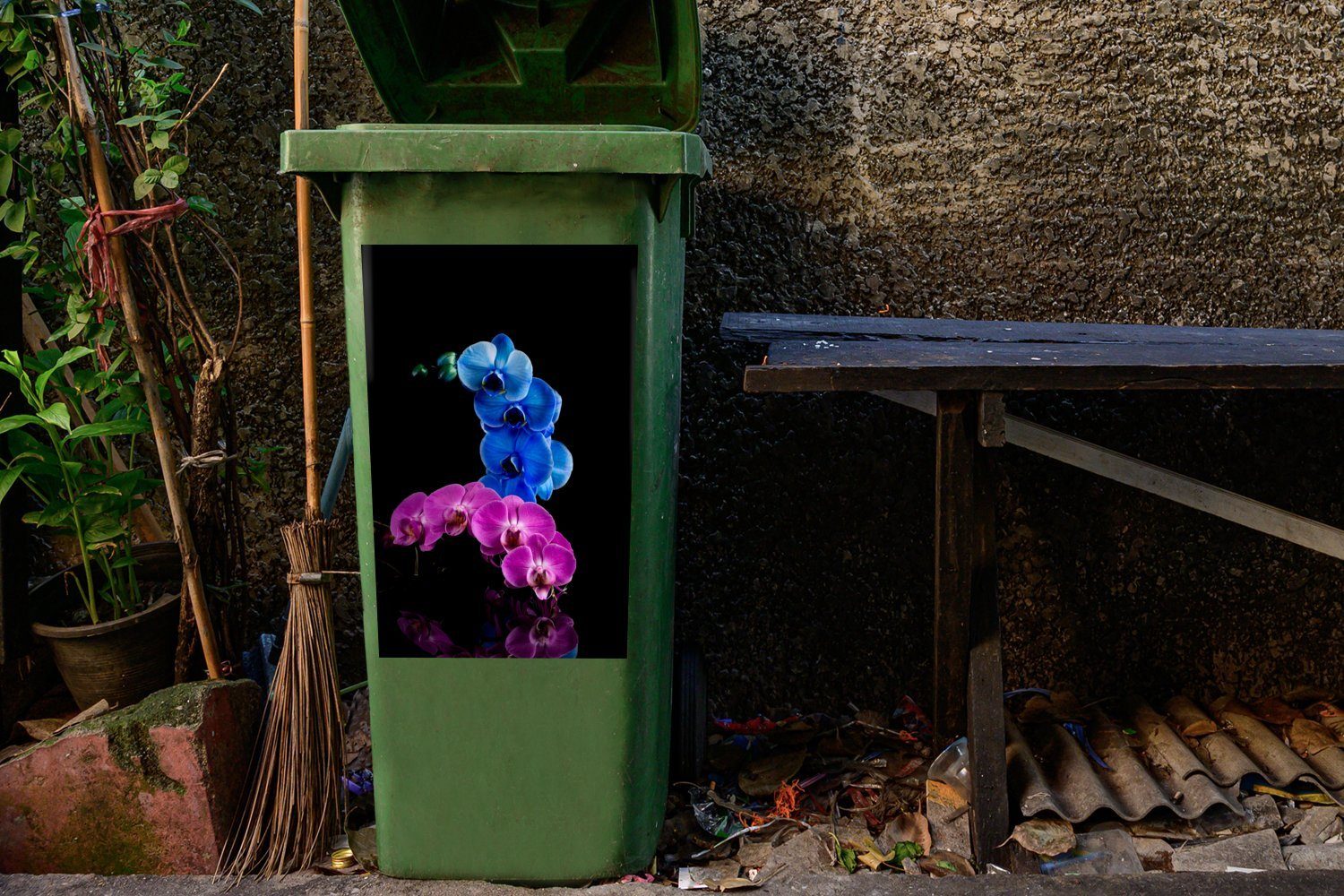 Mülleimer-aufkleber, und Abfalbehälter rosa vor Blaue Mülltonne, MuchoWow Sticker, schwarzem (1 Hintergrund Orchidee Wandsticker Container, St),