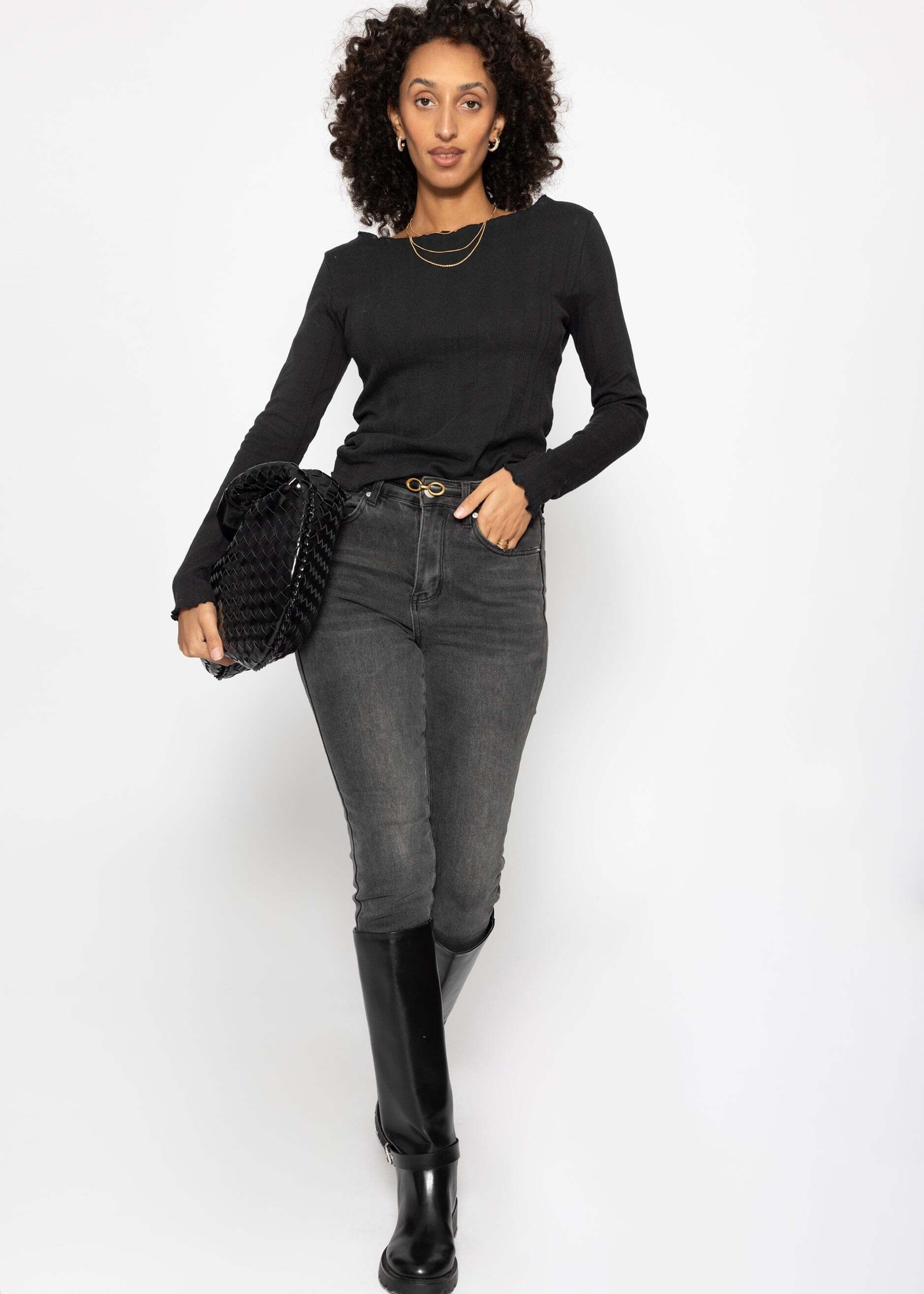 SASSYCLASSY Langarmshirt Pointelle Langarmshirt für Damen Feminines Top mit Lochmuster, gewelltem Saum und U-Boot Ausschnitt – Bild 3 von 5