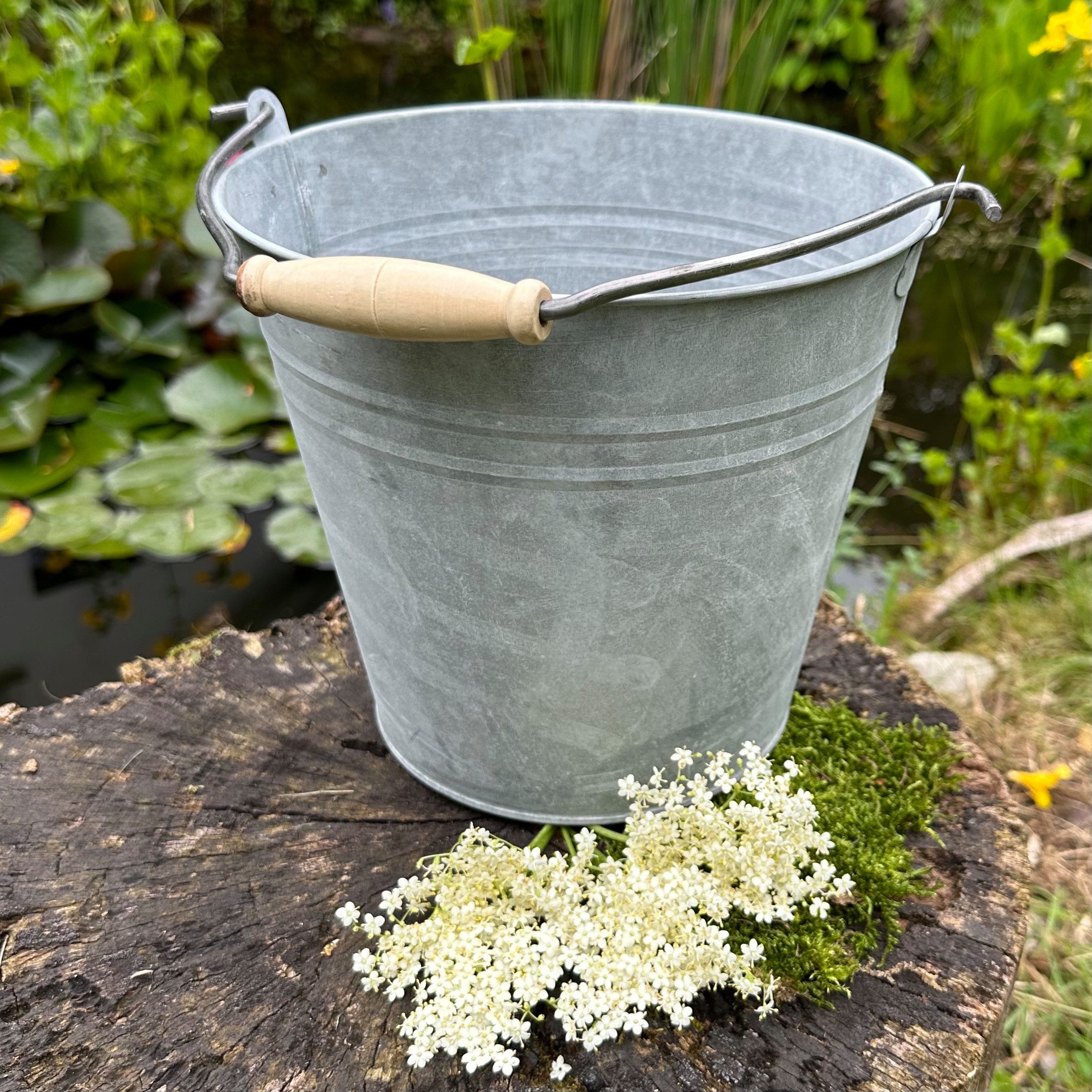 Antikas Gartenpflege-Set Wassereimer, Blecheimer als Garteneimer, Aschekübel in Altzink