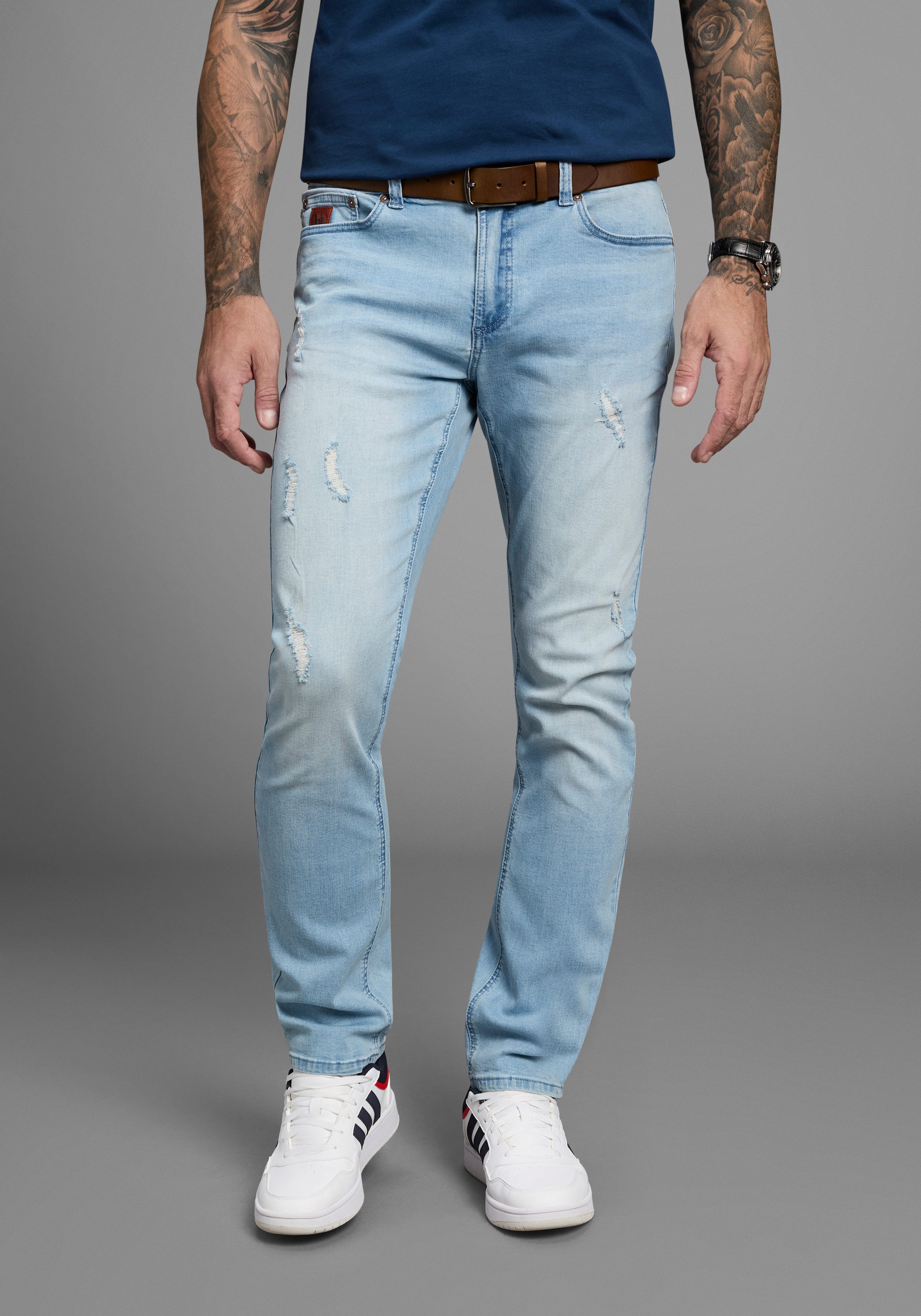 Bruno Banani Straight-Jeans Hutch gerade Beinform, teilweise mit modischen Destroyed-Effekten