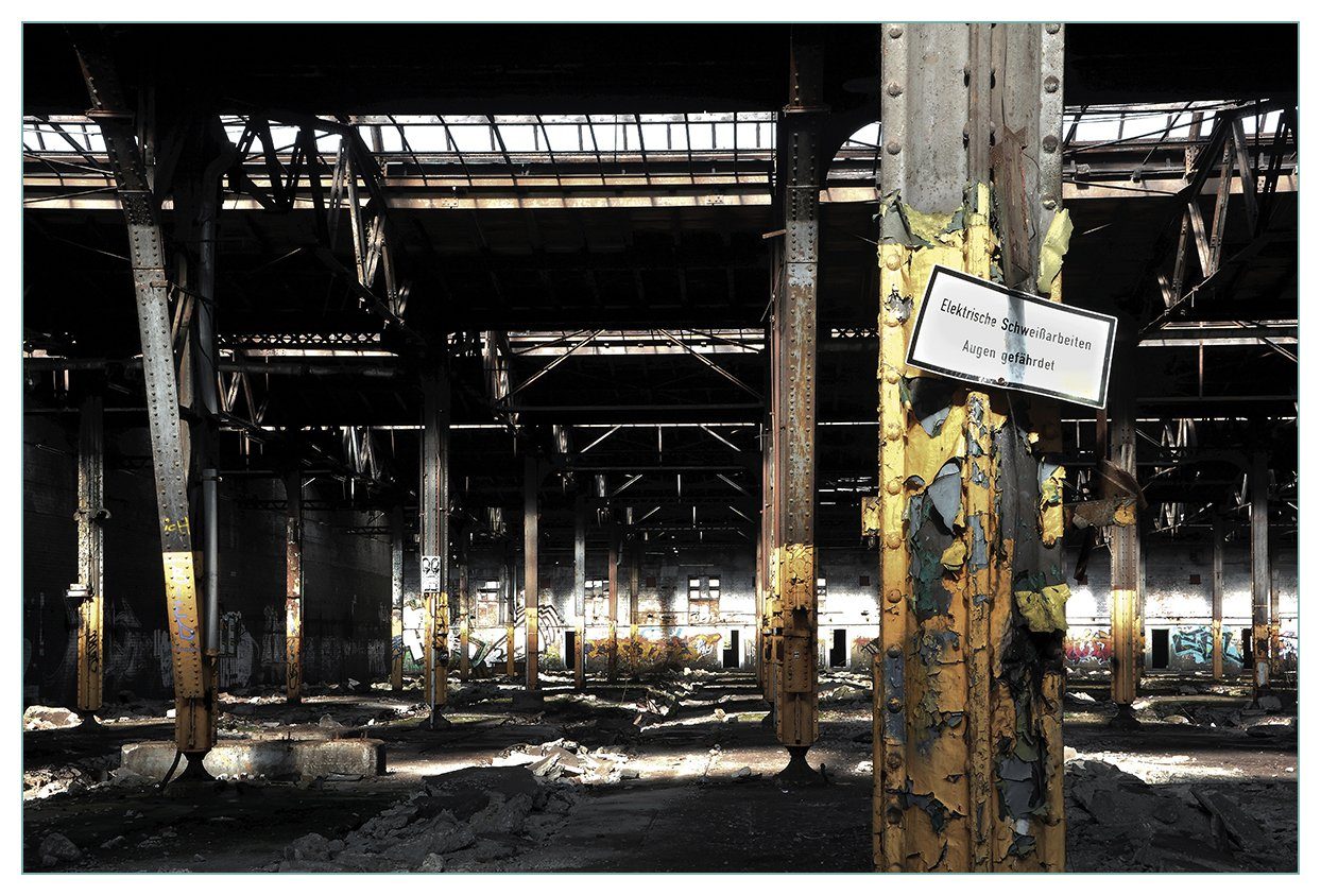 Wallario Küchenrückwand Verlassene alte Fabrik-Halle mit leuchtenden Sonnenstrahlen, (1-tlg)