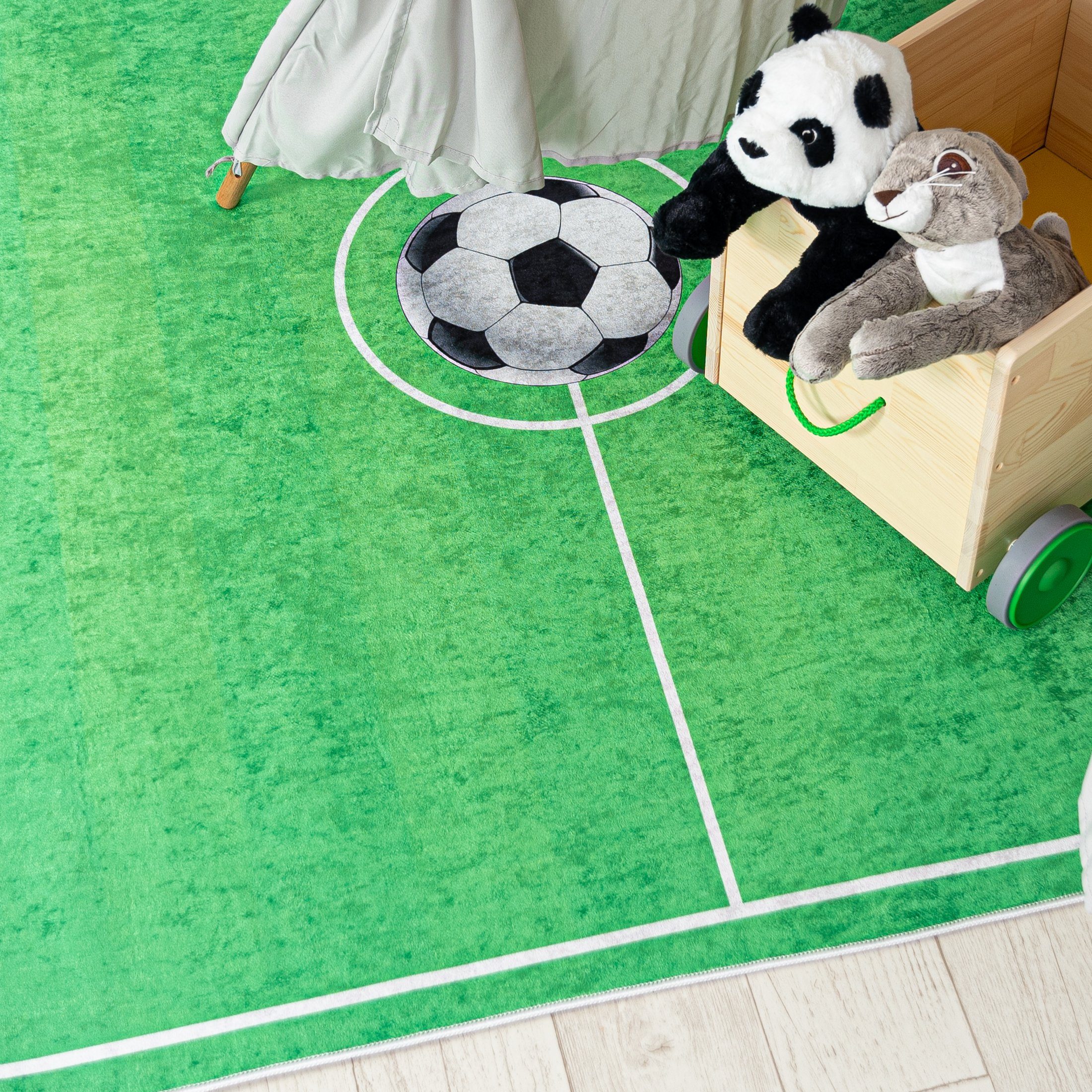 Mazovia Kinderteppich Kinderteppich Kinderzimmerteppich Fußball Fußballteppich, 80 x 150 cm, Kurflor, Waschbar in Waschmaschine, Höhe 5 mm, Rutschfest