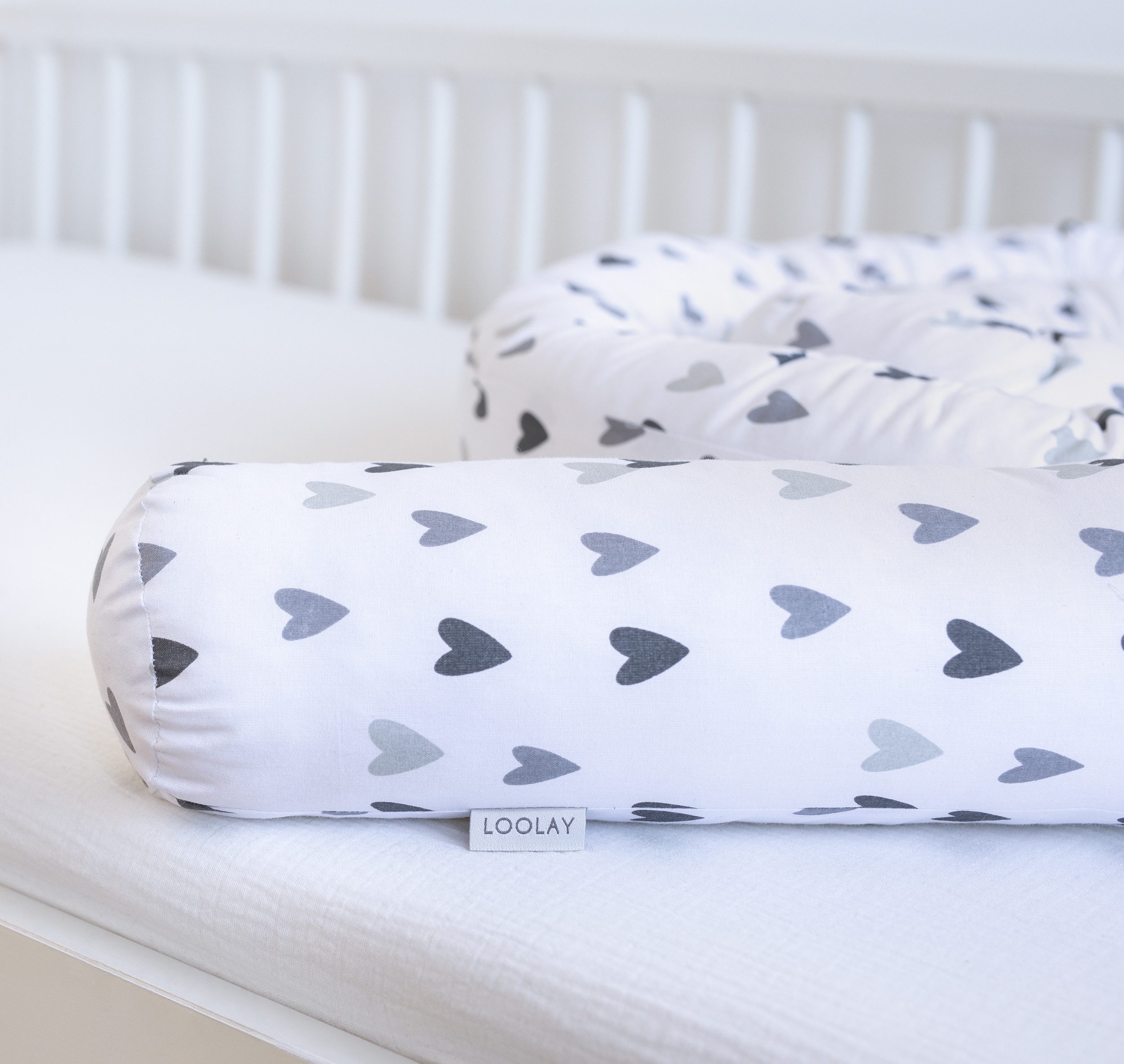 Loolay Nestchenschlange Herzchen GRAU Baumwolle Multifunktion Bettschlange Stoffschlange, (Bettumrandung Krabbeldecke Babybett Umrandung Schlange Bett Kopfschutz, Zierkissen Bettrolle Dekokissen Zugluftstopper - Super GESCHENK), LOOLAY® - 100% Europäische Stoffe und Kleinserien-Nähen!