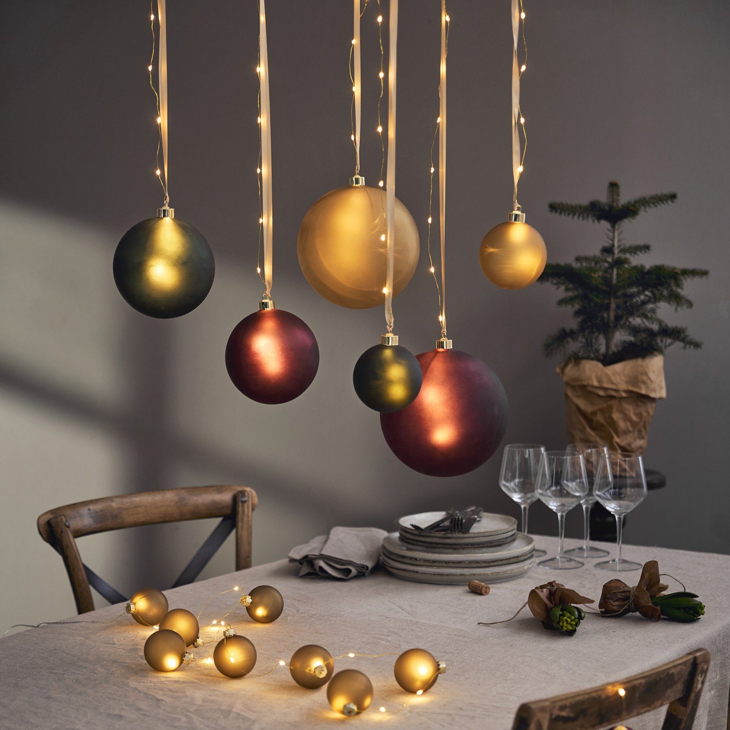 MARELIDA Weihnachtsbaumkugel LED Weihnachtskugel beleuchtete Christbaumkugel Glas Timer gold 15cm (1 St)