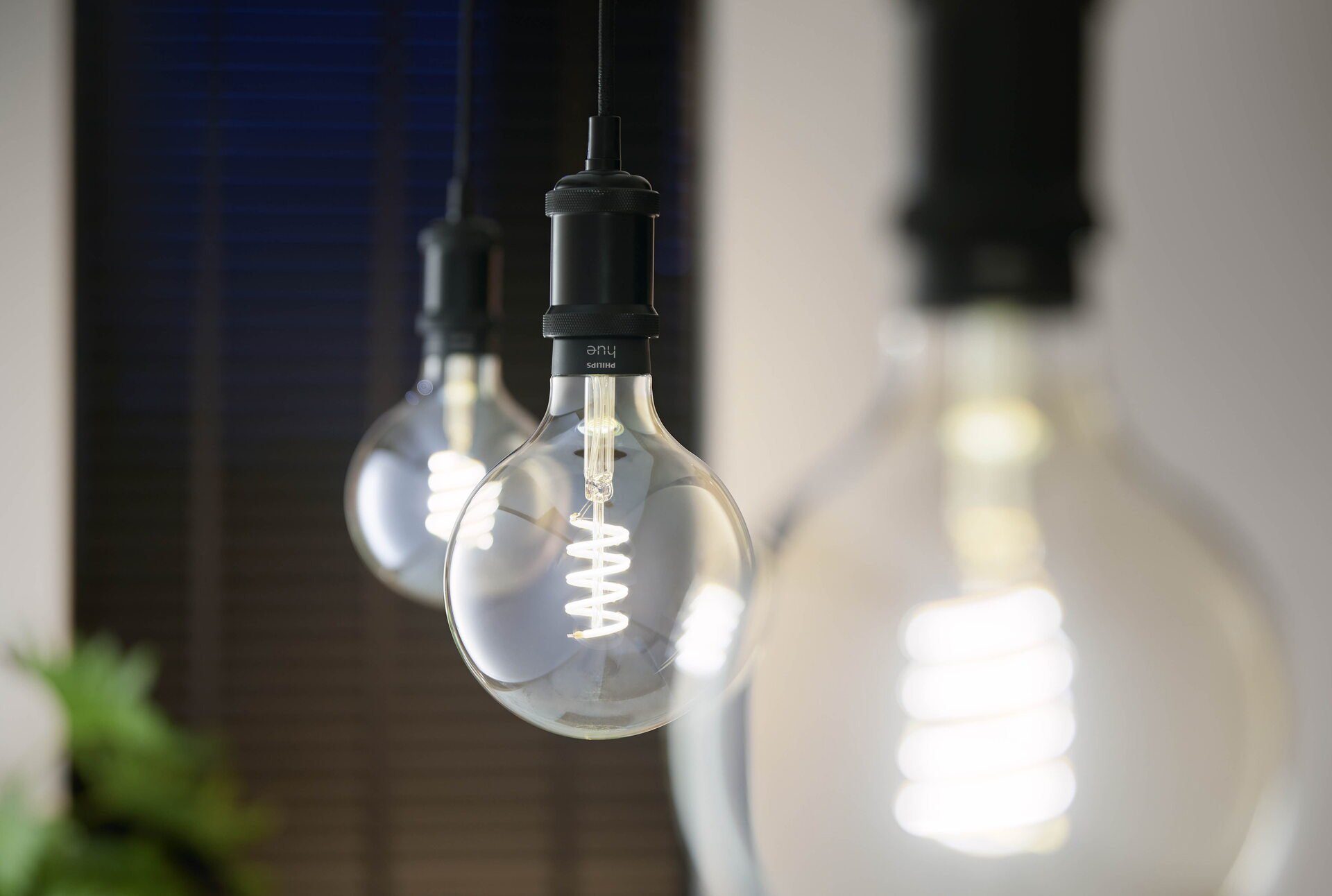 Philips Hue LED-Filament White Amb. GiantGlobe CCT-Farbtemperatursteuerung St., G125 tageslichtweiß Einzelp Filam Warmweiß, 300lm, E27, 1 - warmweiß bis E27