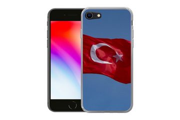 MuchoWow Handyhülle Eine türkische Flagge am blauen Himmel, Handyhülle Apple iPhone 7, Smartphone-Bumper, Print, Handy Schutzhülle