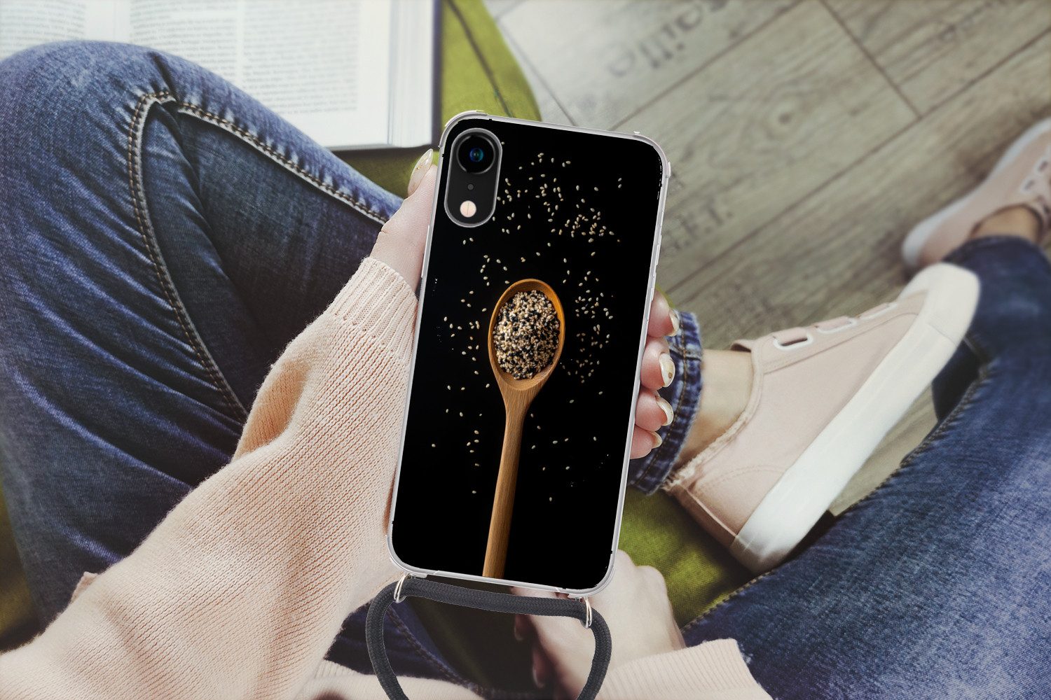 MuchoWow Handyhülle für Apple iPhone XR Sesam - Löffel - Schwarz, Tragbare Handyhüllen mit Kette zum umhängen, Handykette Handyband