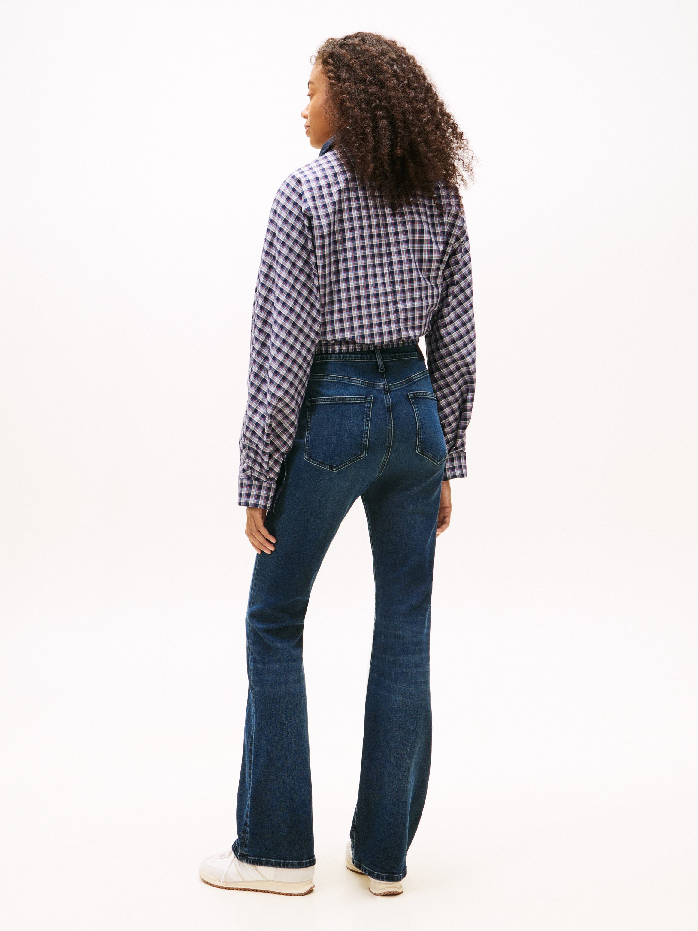 Tommy Jeans Bootcut-Jeans SYLVIA HGH FLR Weite Beinform und Logo Stickerei auf der Gesäßtasche