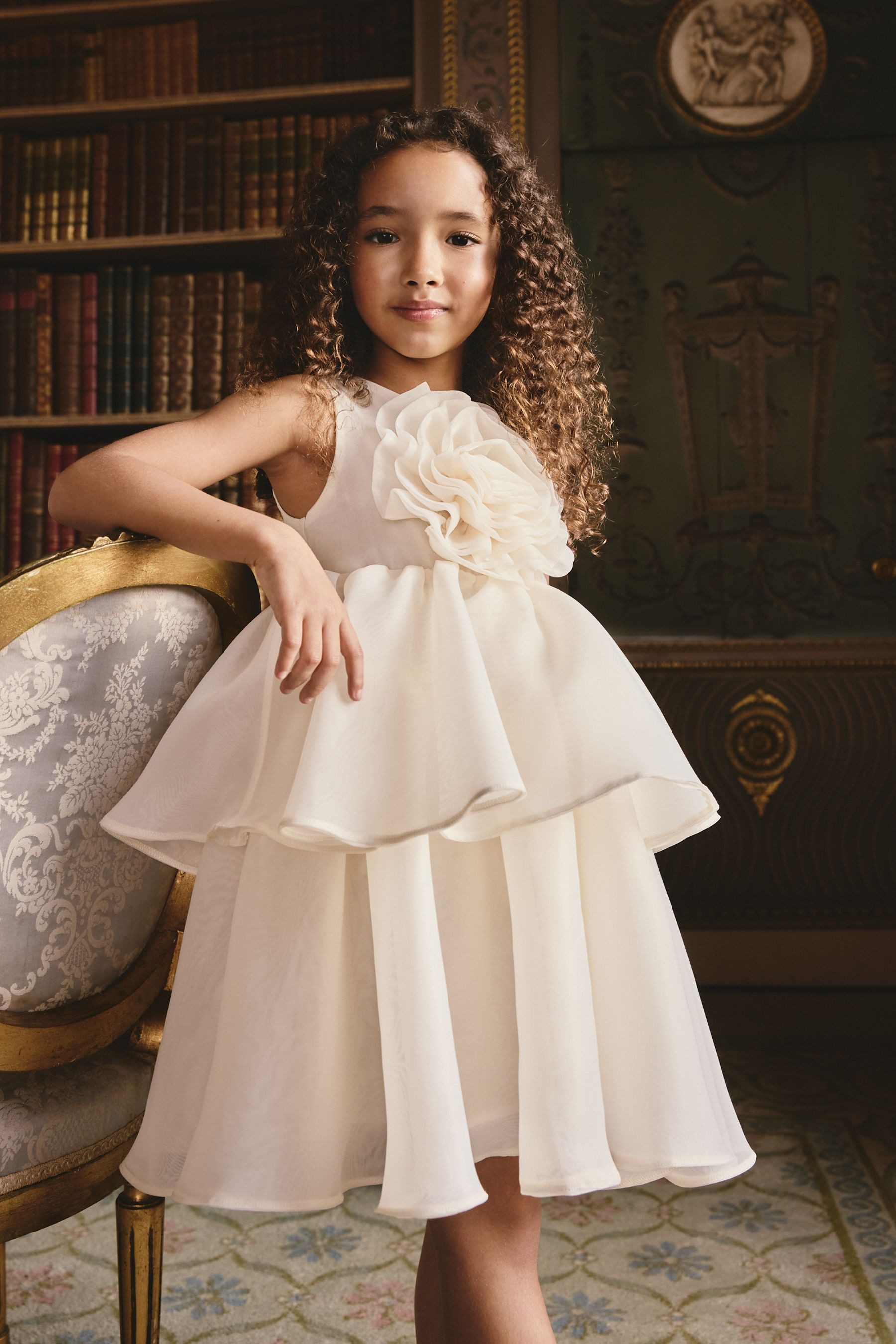 Next Partykleid Festliches, gestuftes Kleid mit Ansteckblume (1-tlg)