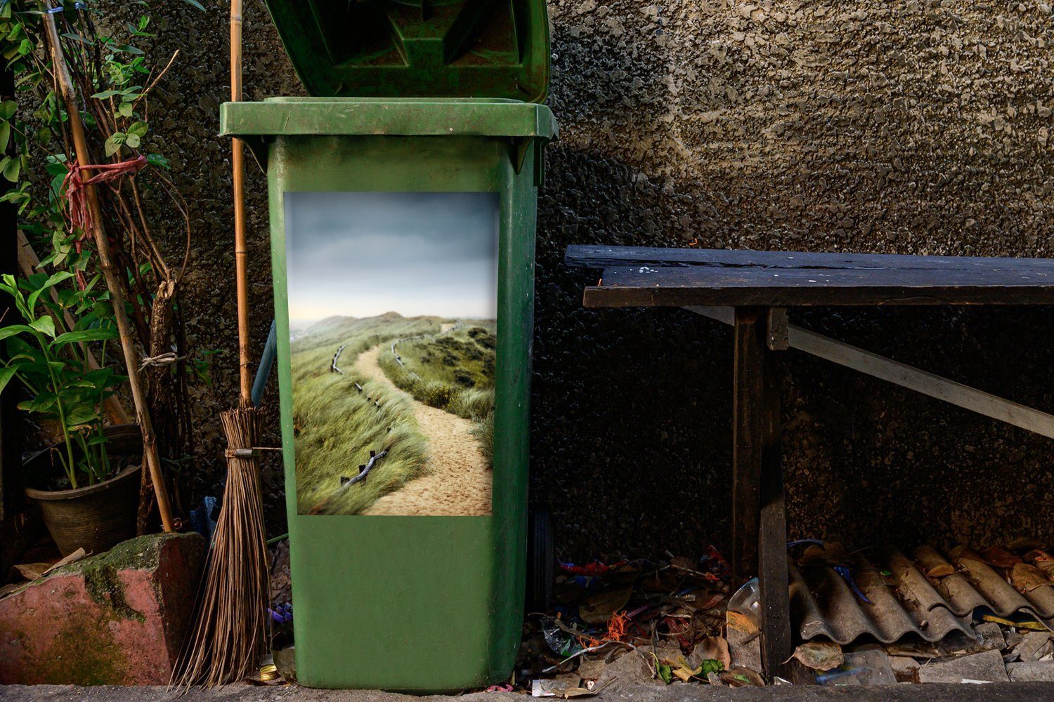 St), einem in Wandsticker Sticker, Tag Mülleimer-aufkleber, Niederlanden (1 Abfalbehälter Container, und Sandweg an MuchoWow Mülltonne, den Dünen stürmischen