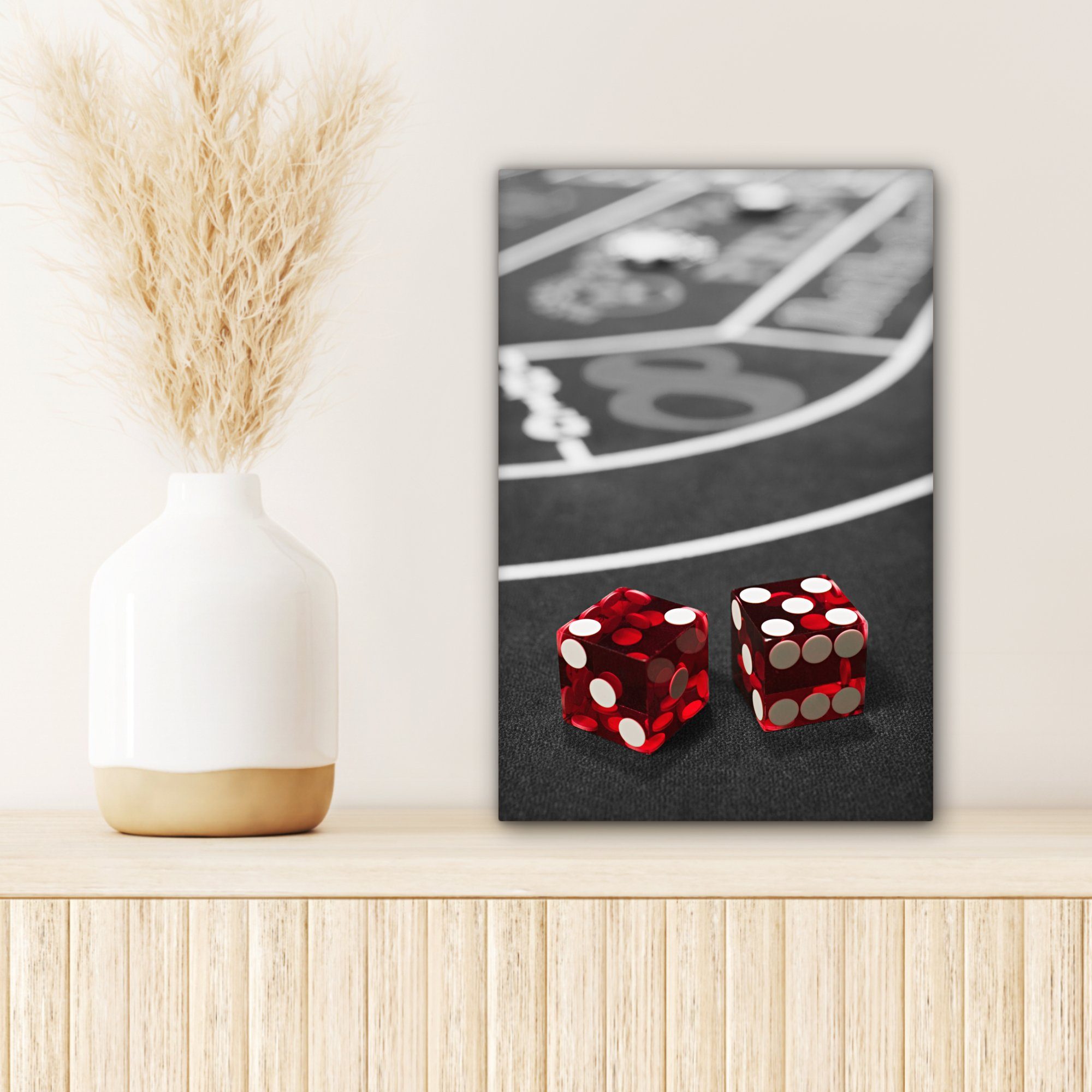 bespannt 20x30 Pokertisch Würfeln, einem Gemälde, von fertig Schwarz-Weiß-Foto Zackenaufhänger, Leinwandbild mit inkl. Ein St), (1 roten OneMillionCanvasses® Leinwandbild cm