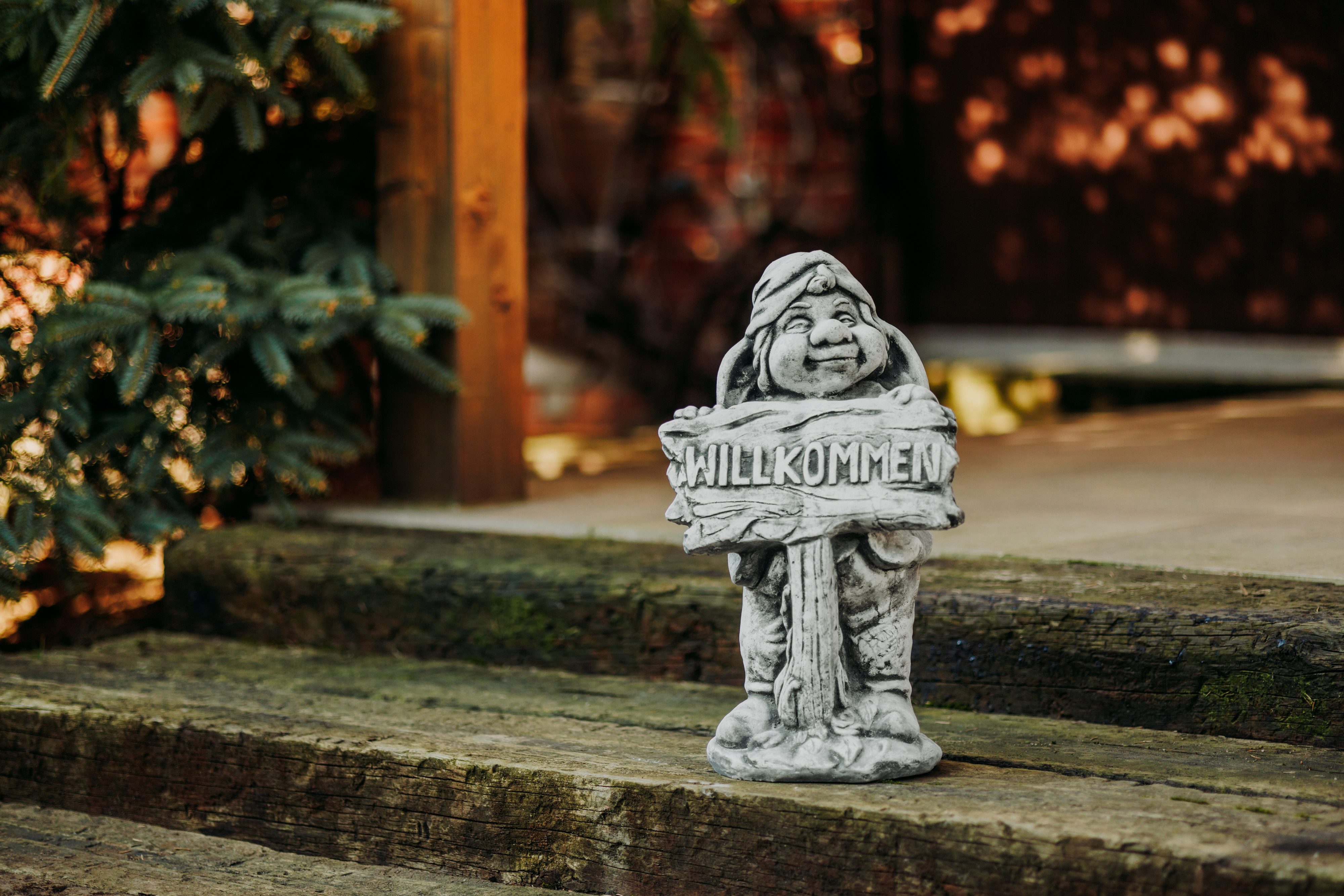 gartendekoparadies.de Gartenfigur Steinfigur Gnom Wichtel Willkommen 47 cm Höhe, 20 kg, Frostsicher