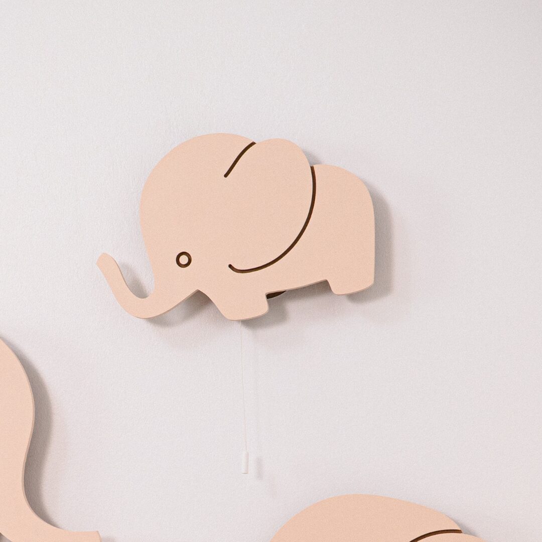 COZYCOLLECTIONS LED Wandleuchte Handbemaltes LED-Wandnachtlicht „ Elefantenbaby in Holzoptik, LED, Warmweiß, Montessori: sanftes Licht & Schalter fördern Selbstständigkeit