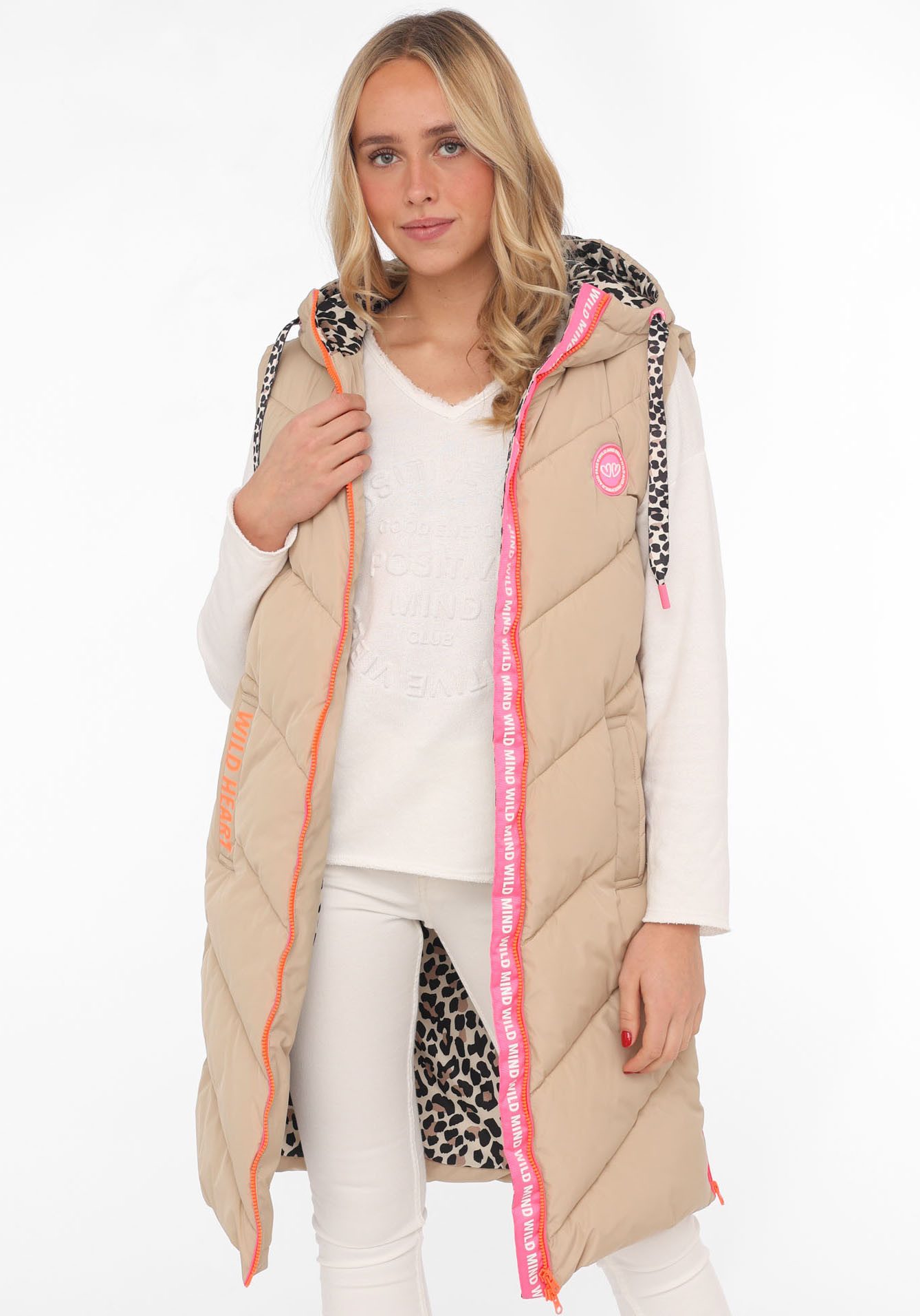 Zwillingsherz Steppweste "Wild at Heart" mit Leo Details, Print, Kapuze, Reißverschluss und Taschen – Bild 2 von 5