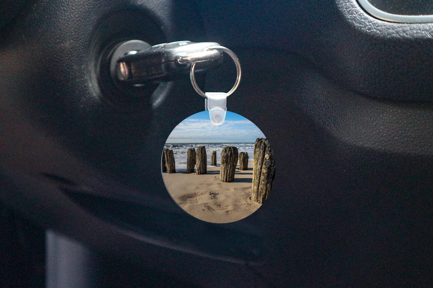 MuchoWow Schlüsselanhänger Sand - Strand - Pfahl - Wasser - Sommer, Rund, Geschenk für Damen / Herren / Kinder mit Schlüsselring, 5x5 cm