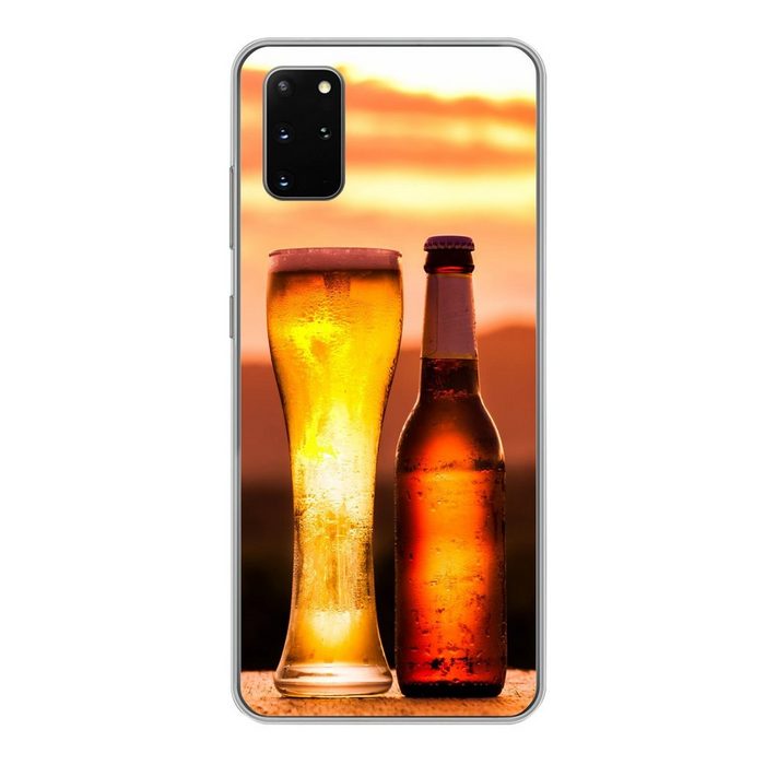 MuchoWow Handyhülle Bier bei Sonnenuntergang vor einer Bergkulisse Phone Case Handyhülle Samsung Galaxy S20 Plus Silikon Schutzhülle