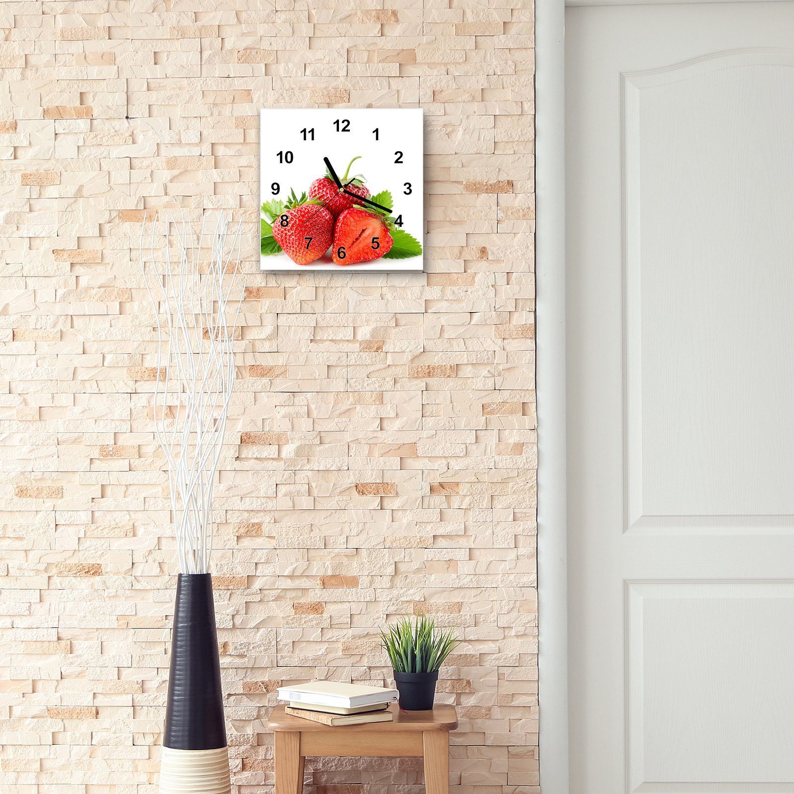 Größe Blättern Primedeco 30 Drei x mit Erdbeeren Motiv mit Wanduhr cm Wandkunst 30 Wanduhr Glasuhr