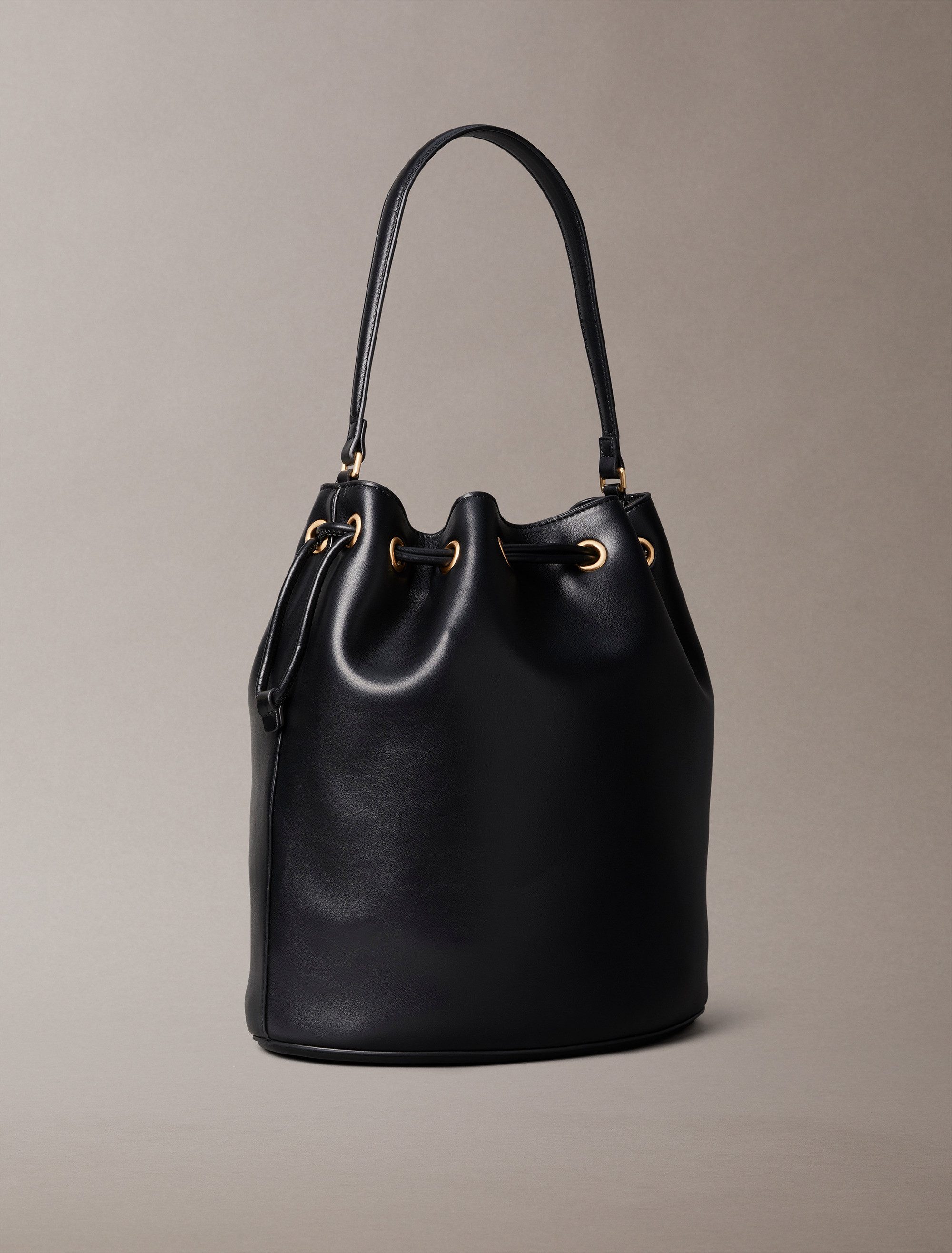 Calvin Klein Beuteltasche RAISED CK LARGE BUCKET BAG, Henkeltasche, Damen Handtasche mit großem CK-Logo