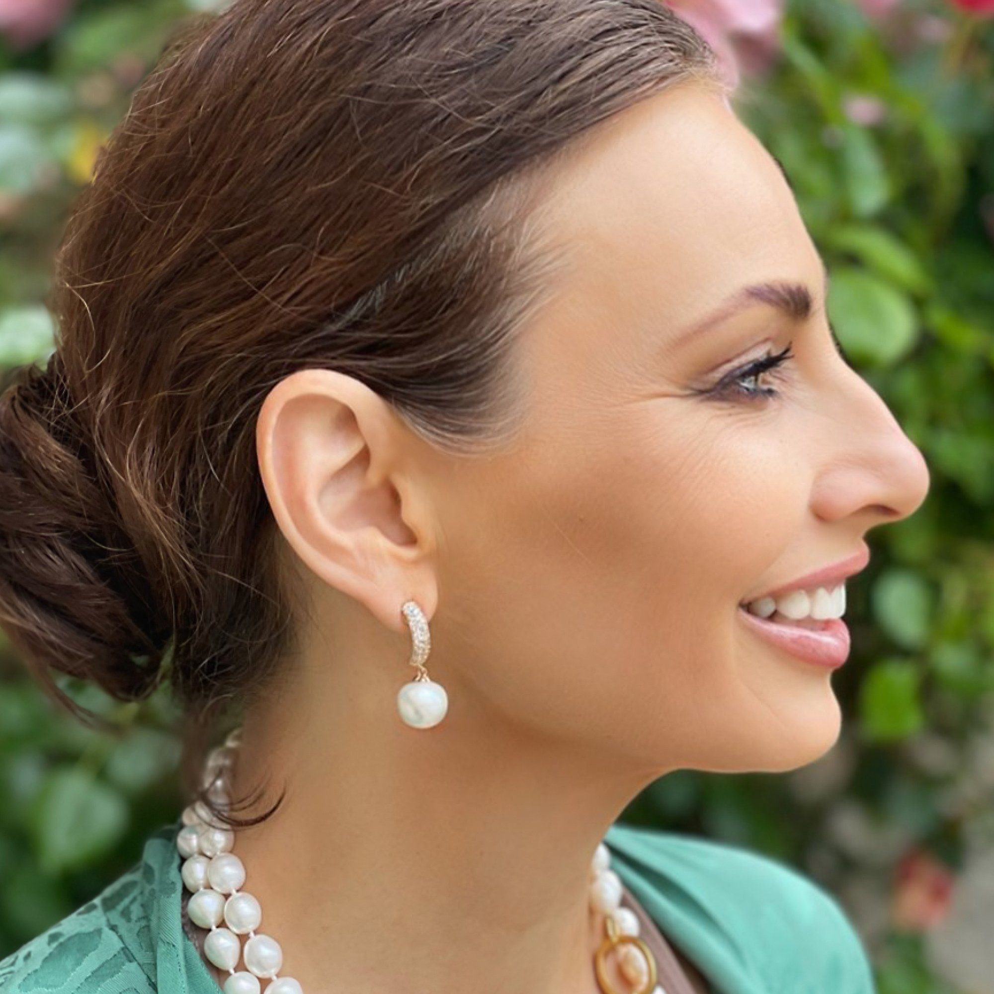 Celia von Barchewitz Perlenohrringe "Glanzleistung" Halb-Creole mit Semi-Barock-Perle und Zirkonia, perfekter Sitz