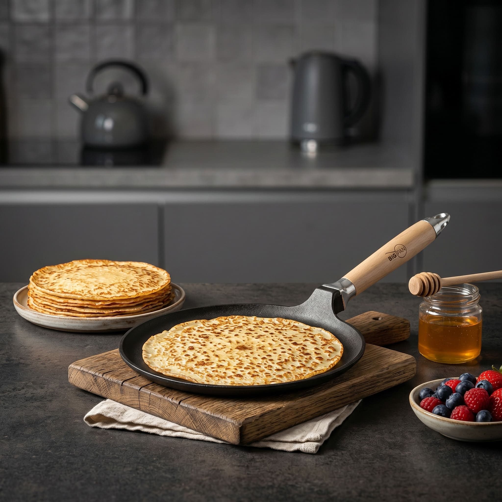 BIG-PAN Crêpepfanne Premium Pfannkuchenpfanne Gusseisen 24 cm Induktion abnehmbarer Griff, Gusseisen (Crêpes Pfanne Gußeisenpfanne Eisenpfanne, Cast Iron Pan), Induktion Holzgriff backofenfest UNBESCHICHTET