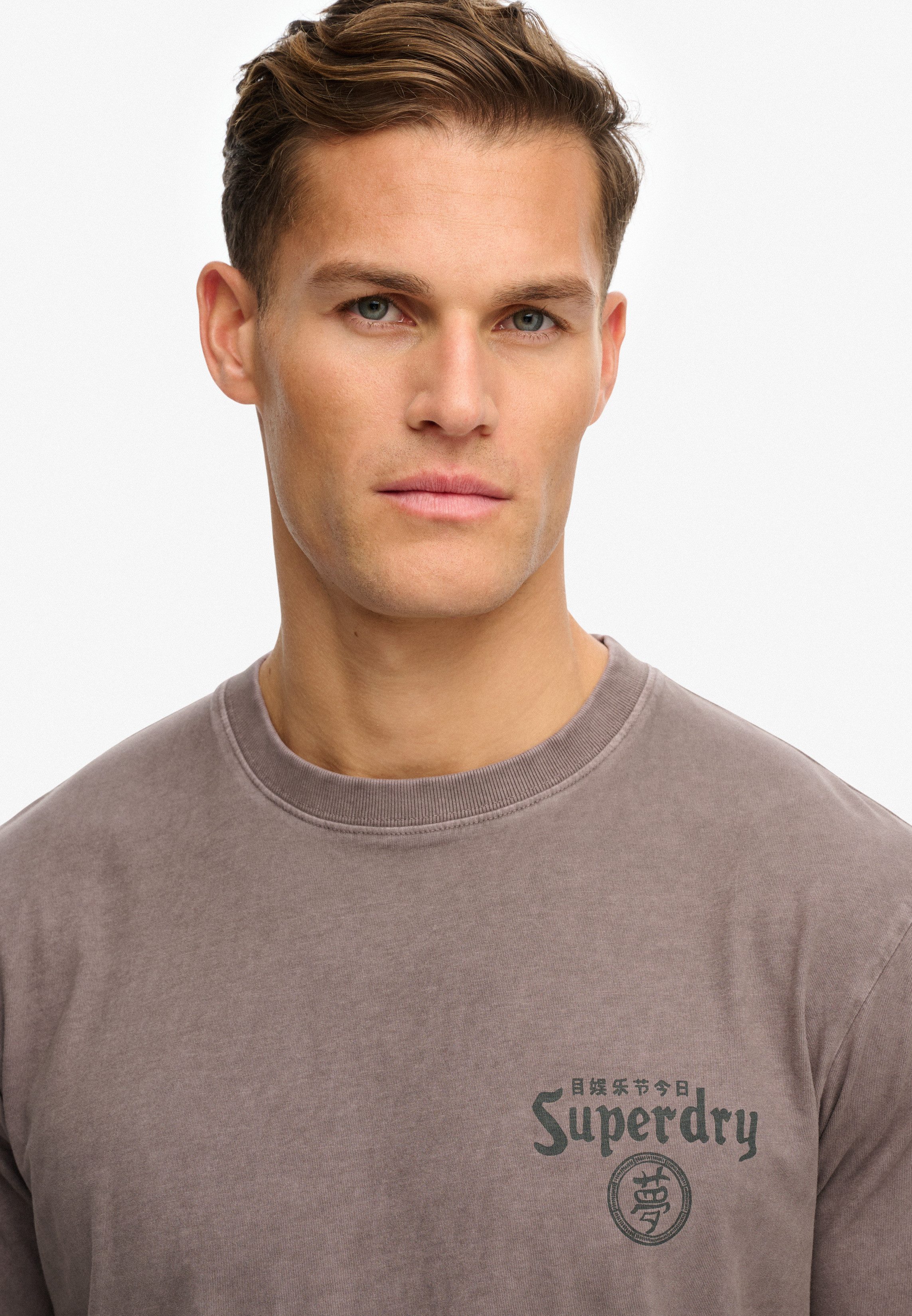 Superdry Rundhalsshirt TOKYO NARRATIVE LOOSE TEE mit coolem Tattoo-Print