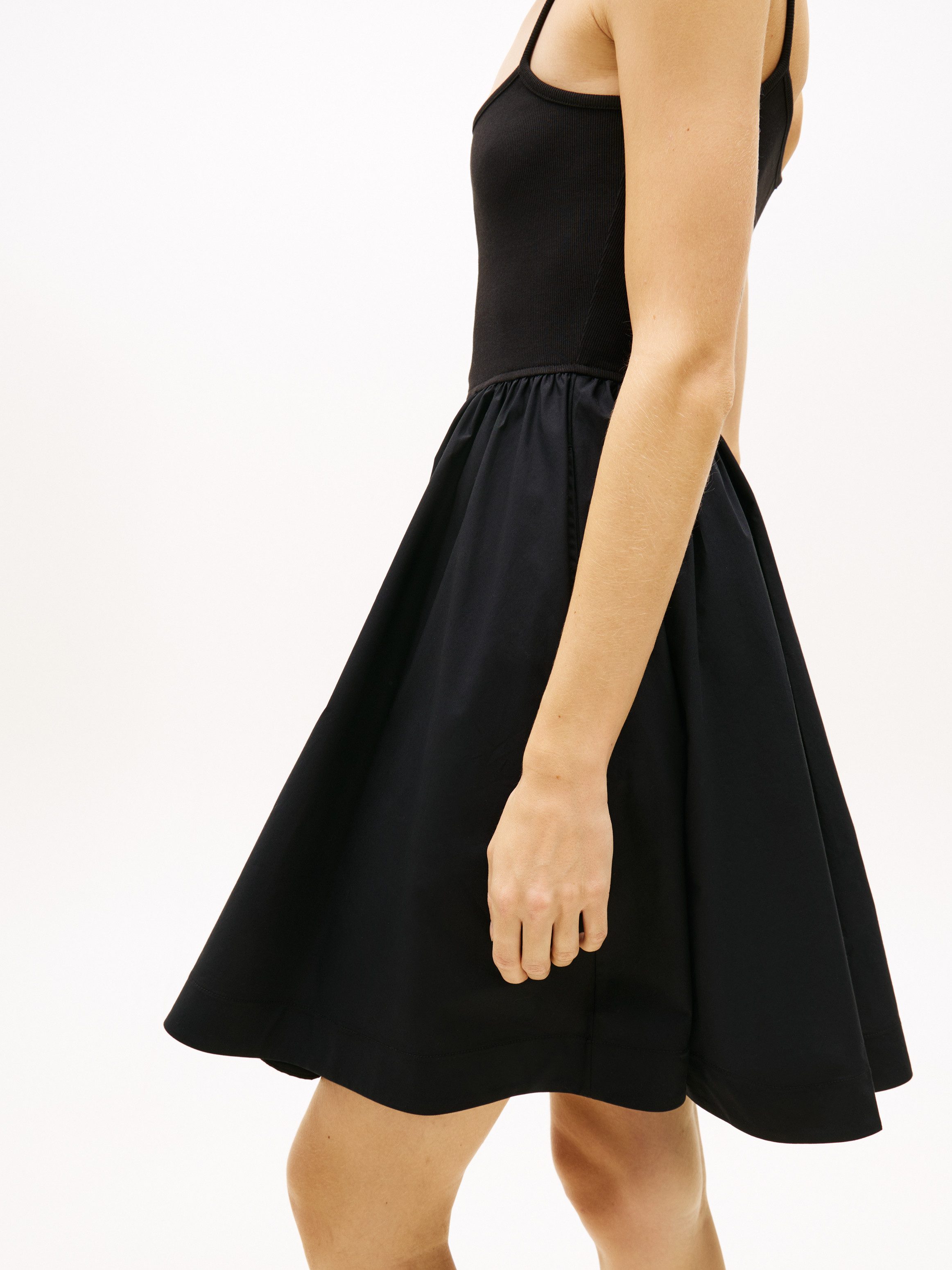 Tommy Jeans Spaghettikleid TJW RIB POPLIN MIX STRAPPY DRESS Super Slim mit Falten am Rock