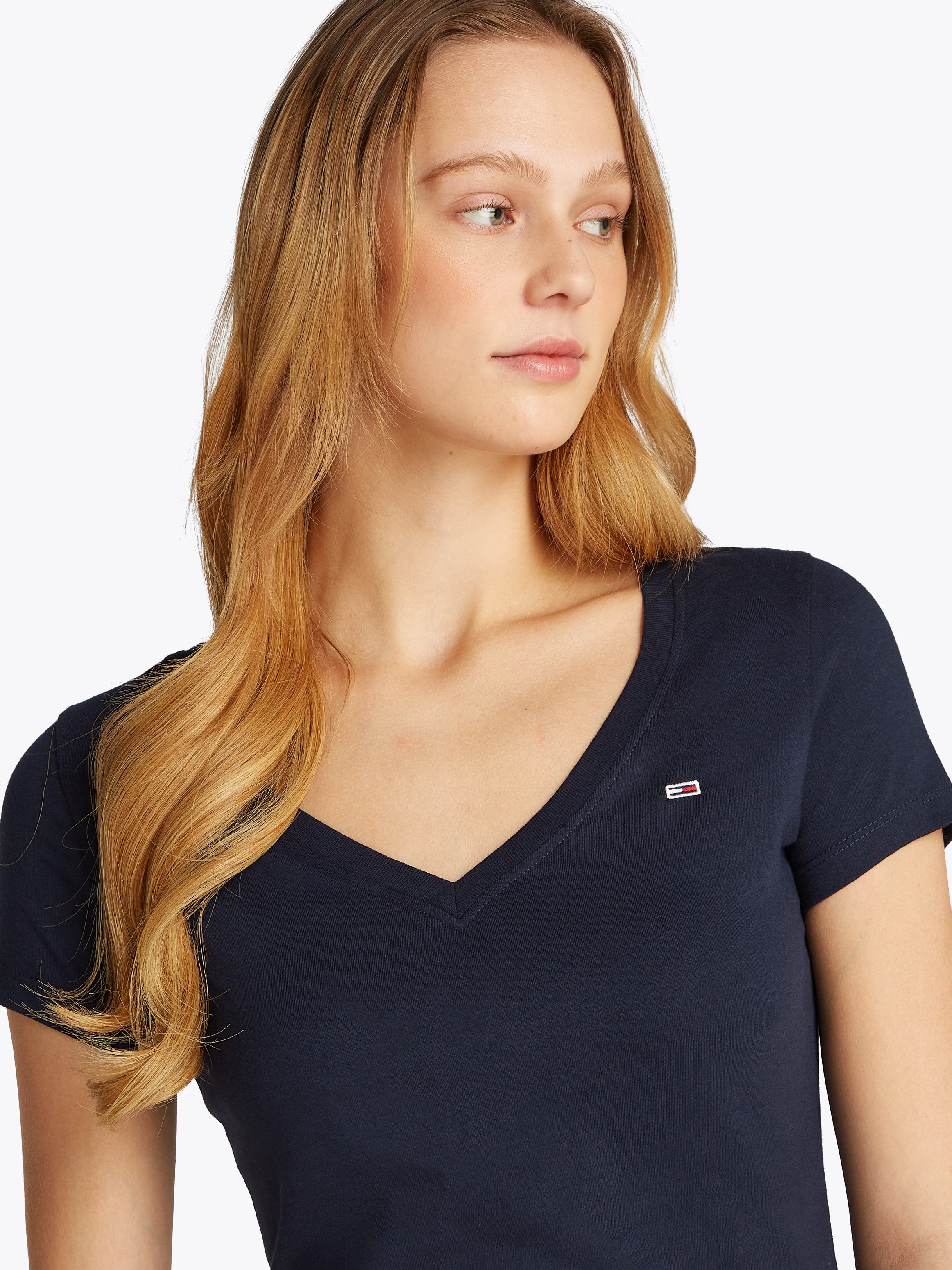 Tommy Jeans Kurzarmshirt TJW SLIM V-NECK TEE mit Logo-Stickerei