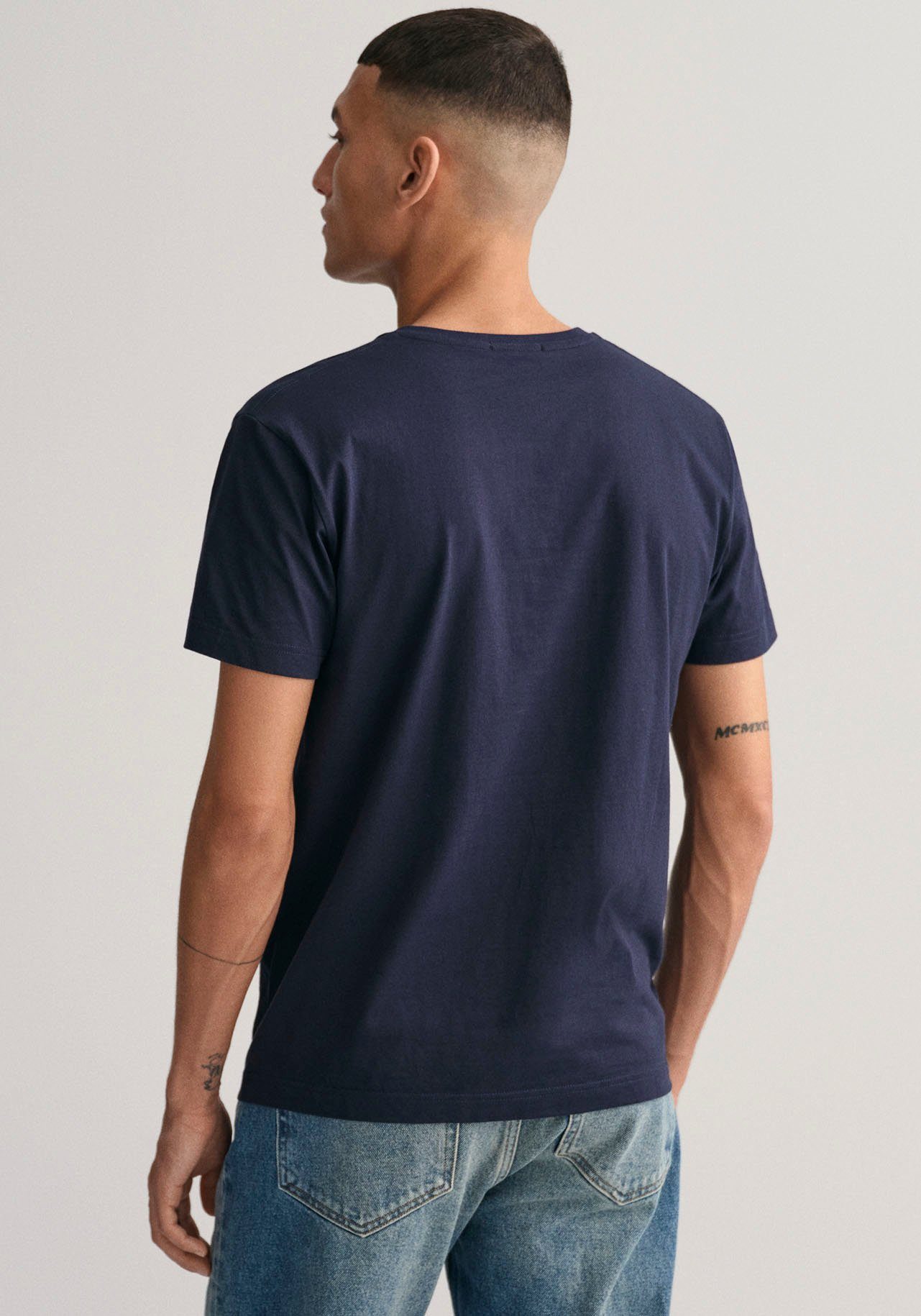 T-SHIRT Brust kleinen T-Shirt mit SHIELD Gant Evening der blue Logostickerei einer SLIM auf V-NECK
