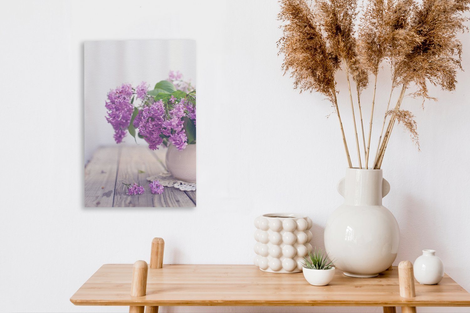 OneMillionCanvasses® Leinwandbild Vase mit einem Leinwandbild 20x30 dem inkl. lila cm auf Zackenaufhänger, fertig bespannt Gemälde, Flieder St), (1 Tisch