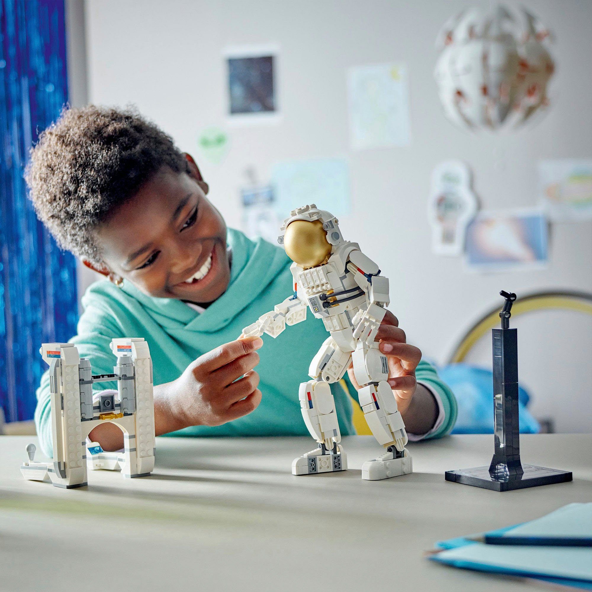 LEGO® Astronaut im Weltraum (31152), LEGO günstig online kaufen