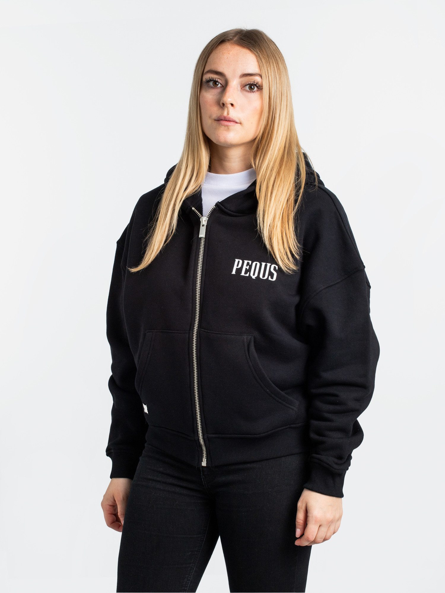 PEQUS Kapuzensweatjacke Pequs Chest Logo Cropped Zip Hoodie