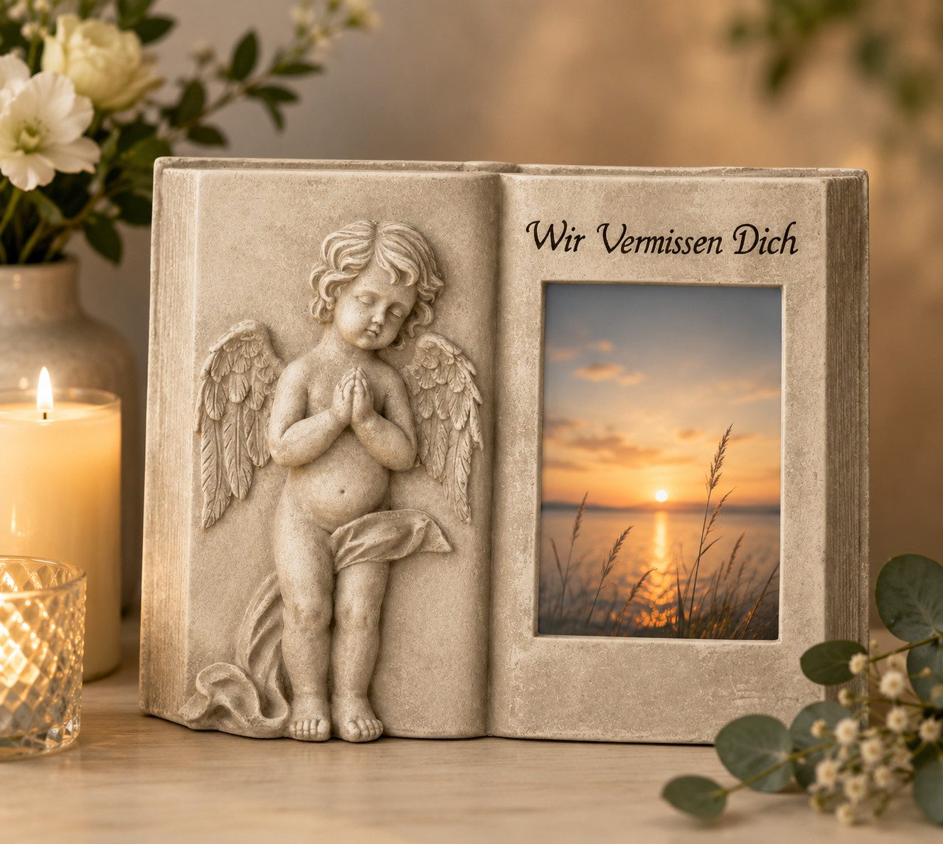 Geschenkestadl Engelfigur Grabschmuck Gedenkbuch Engel mit Bilderrahmen Wir vermissen Dich (Spar-Set, 1 St., mit Schriftzug Wir vermissen dich), Grabschmuck Buch mit Engel