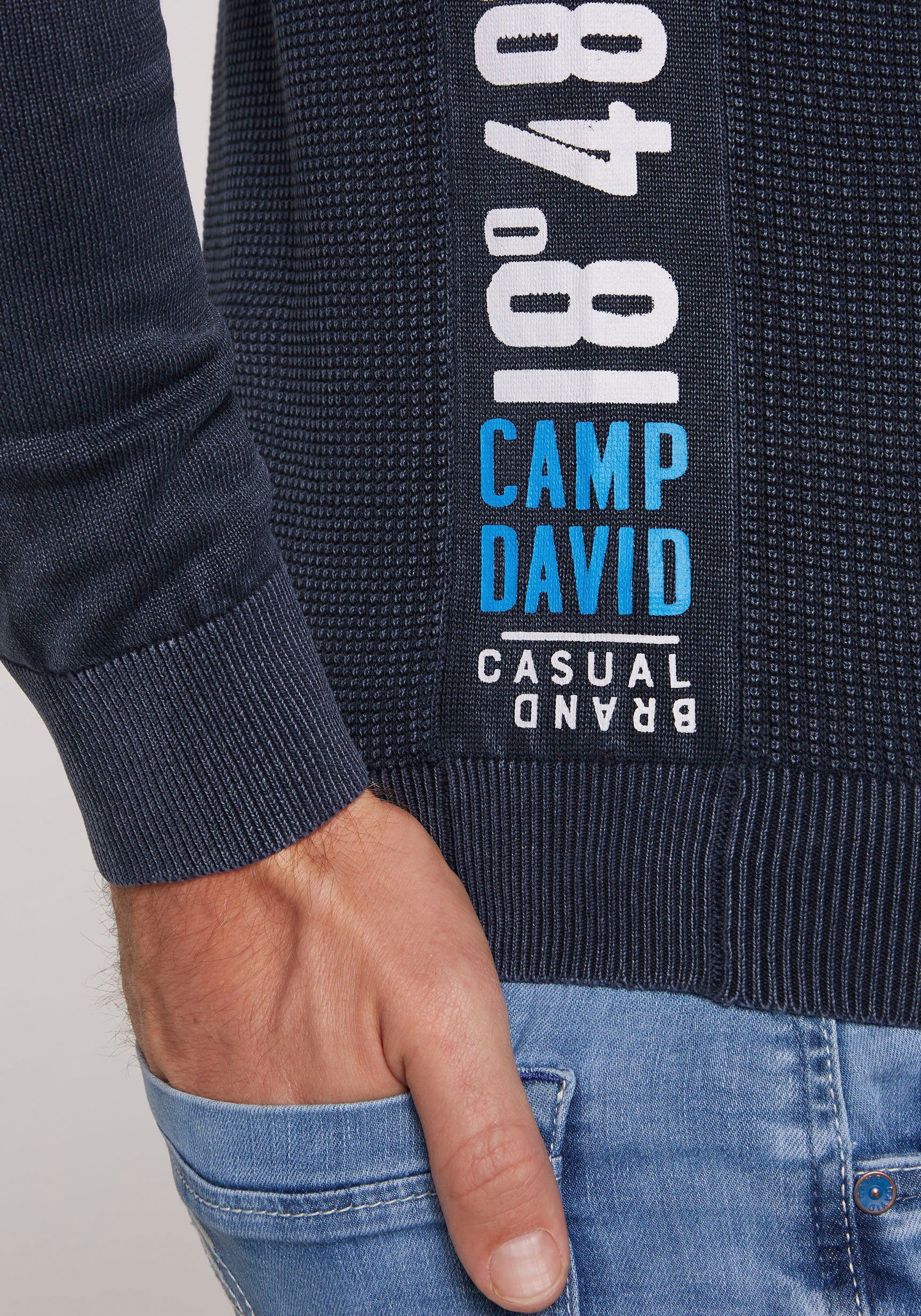 Labelbadge DAVID navy CAMP Brust blue mit Rundhalspullover auf der
