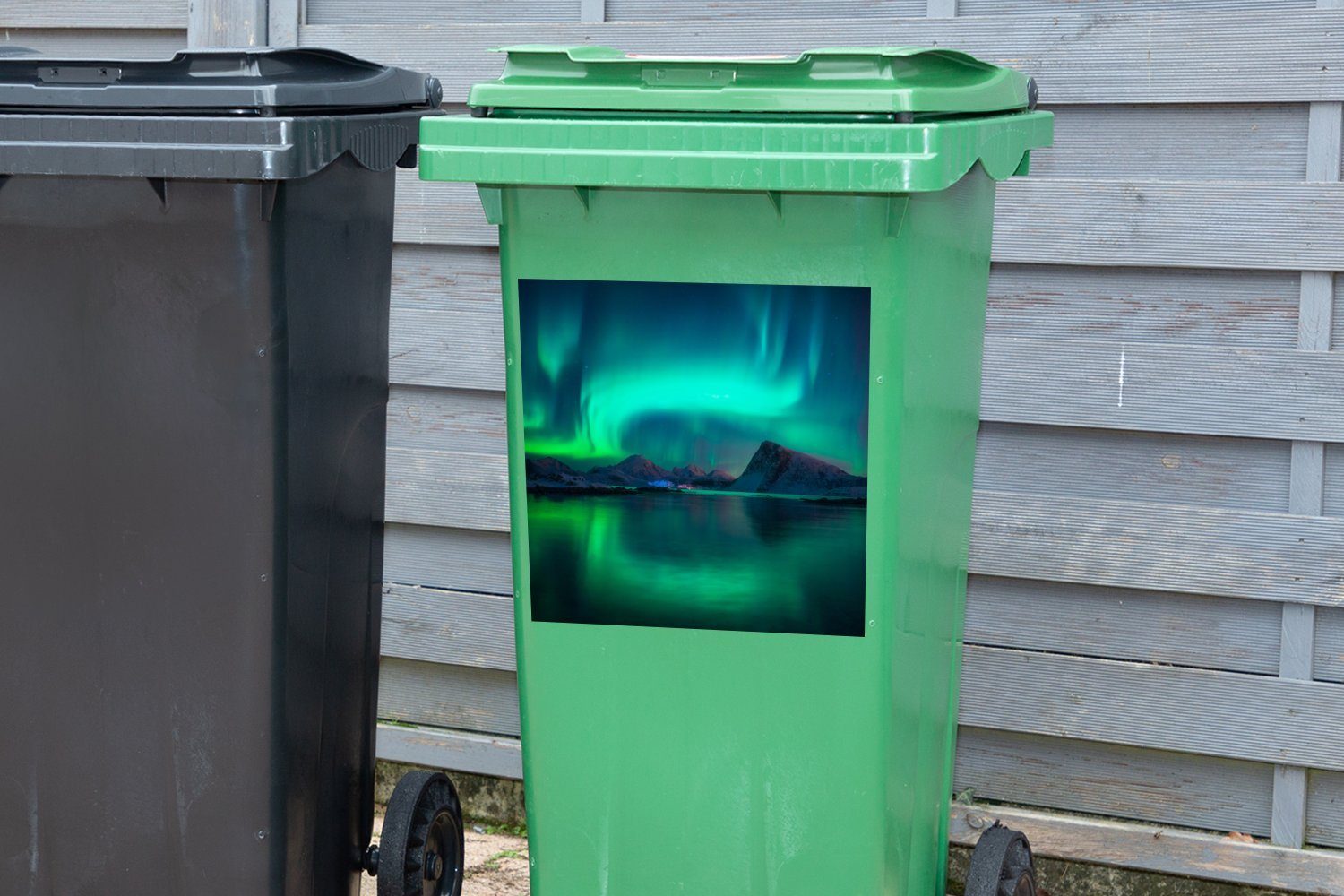 MuchoWow Wandsticker Nordlichter - - (1 Mülltonne, Abfalbehälter Norwegen Mülleimer-aufkleber, Container, St), Berge Sticker