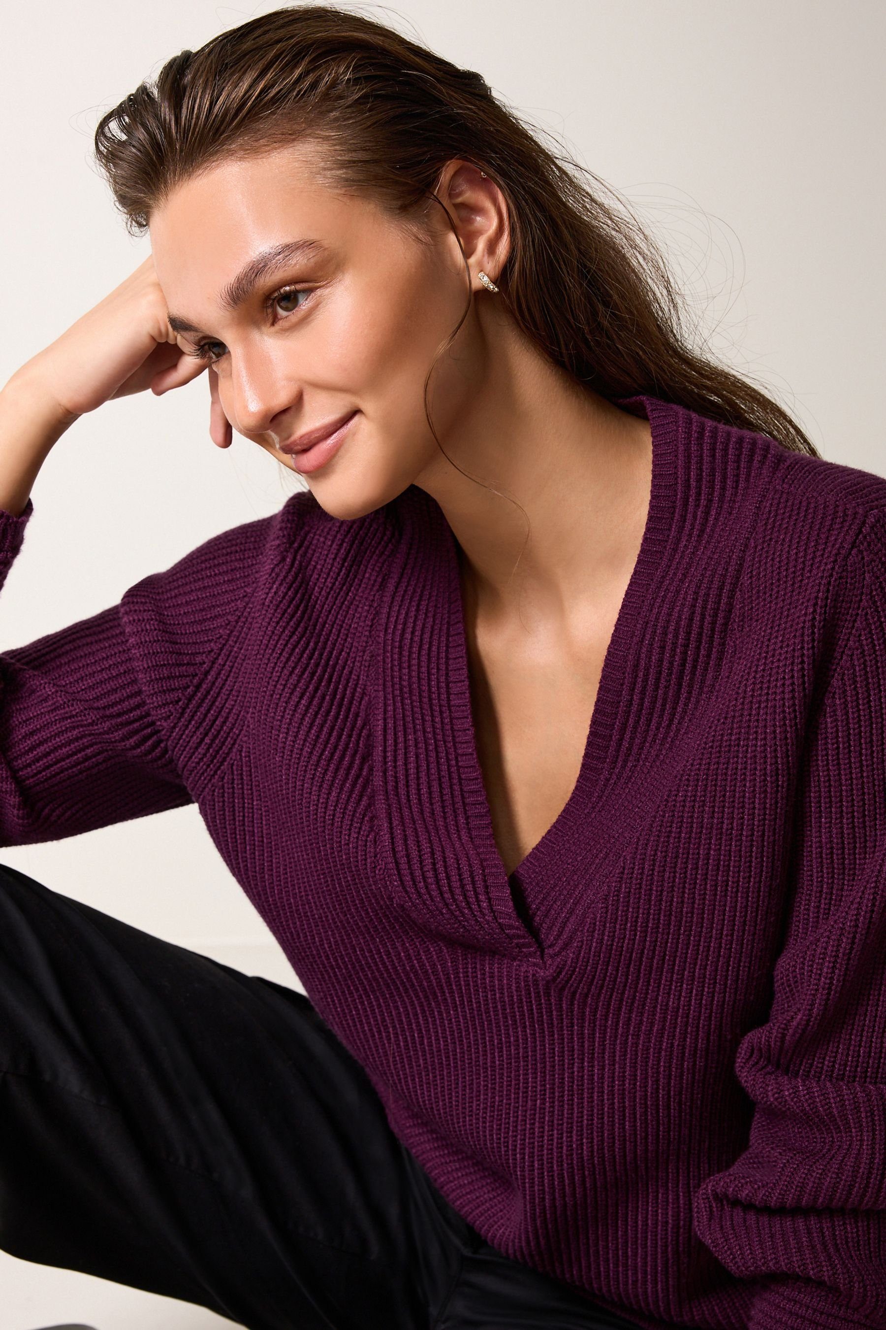 Bündchen mit gerippten und V-Ausschnitt-Pullover V-Ausschnitt (1-tlg) Purple Next Pullover