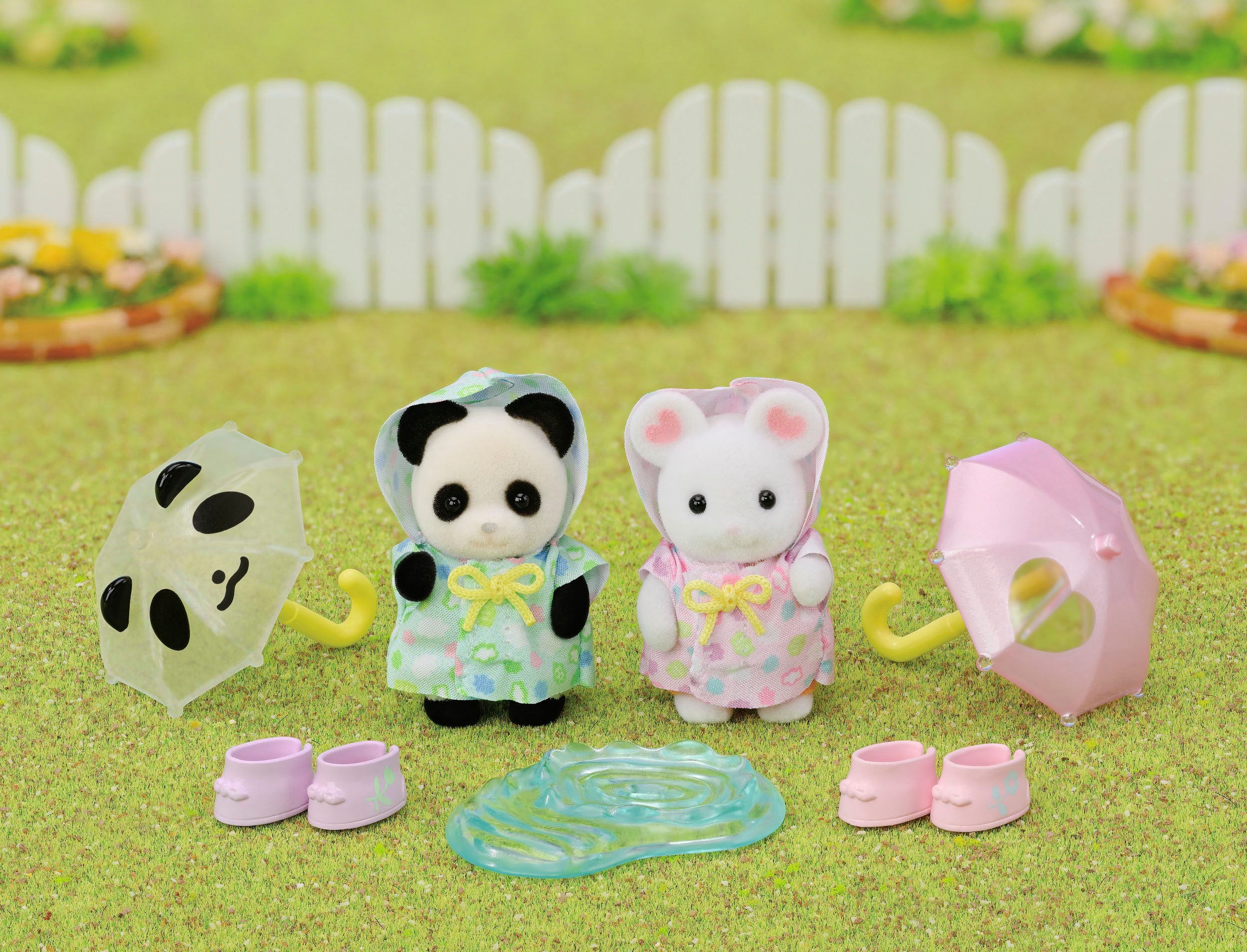 Sylvanian Families Spielfigur Erlebniskindergarten Freunde “Regenwetter” (5748)