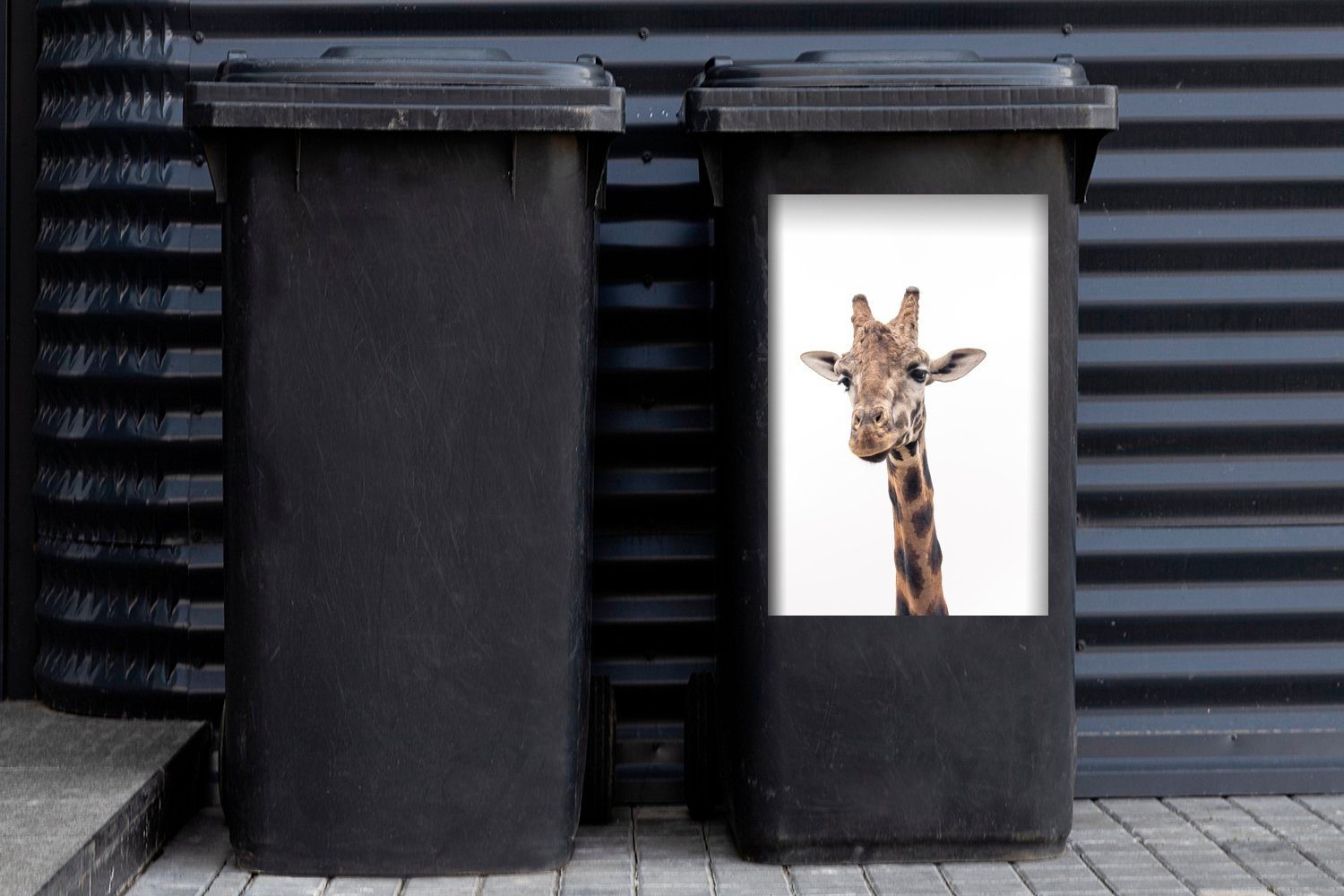 MuchoWow Sticker, Giraffe Mülleimer-aufkleber, St), Mülltonne, vor Abfalbehälter Container, Wandsticker weißem Hintergrund (1