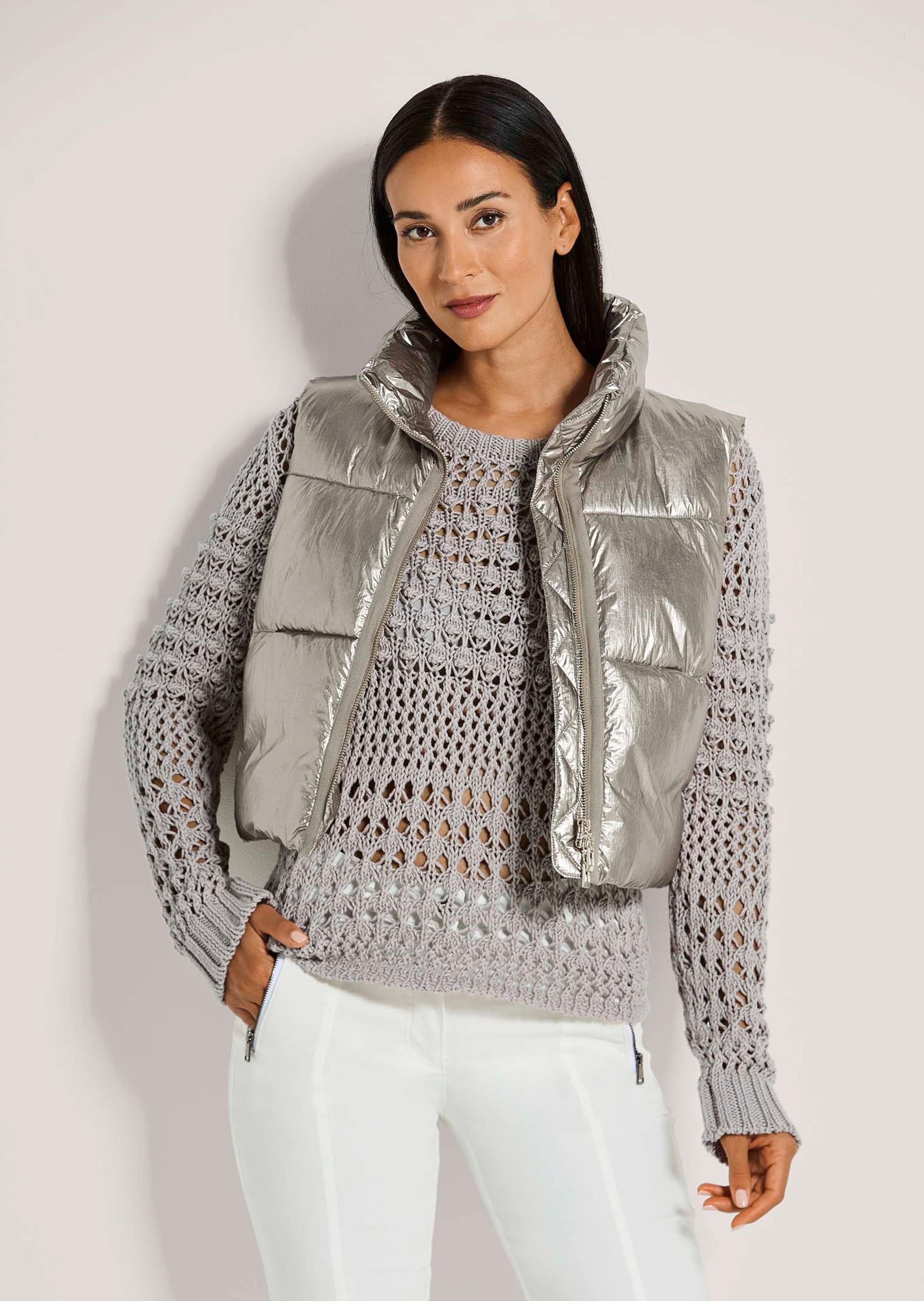 MADELEINE Kurzweste Sommerweste mit Glanz-Finish Metallischer Schimmer, hoher Kragen, ärmellos