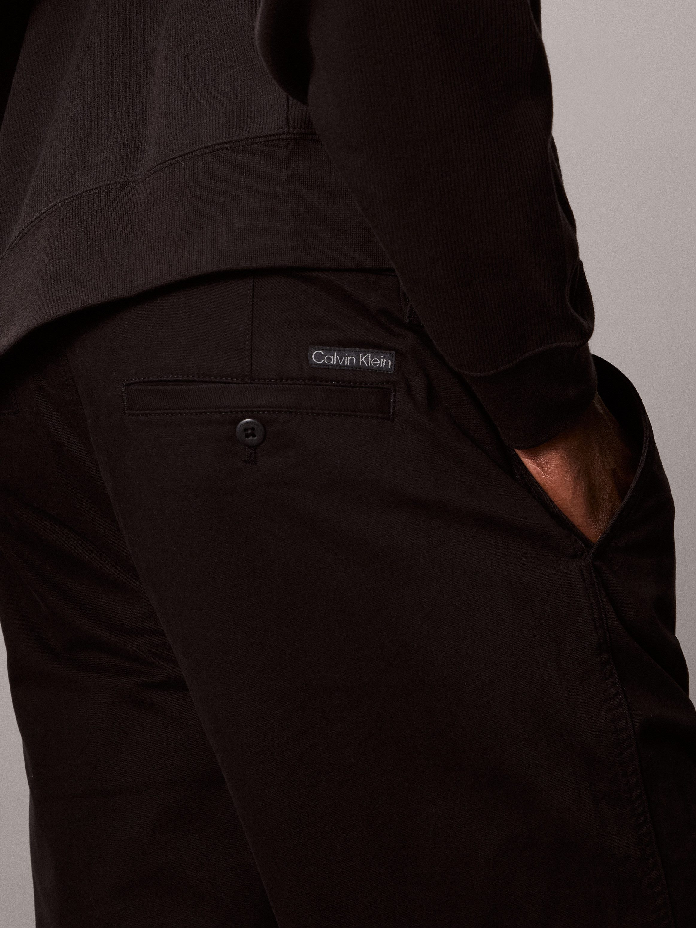 Calvin Klein Jeans Chinohose gerade Passform im 90er-Jahre-Look – Bild 4 von 5