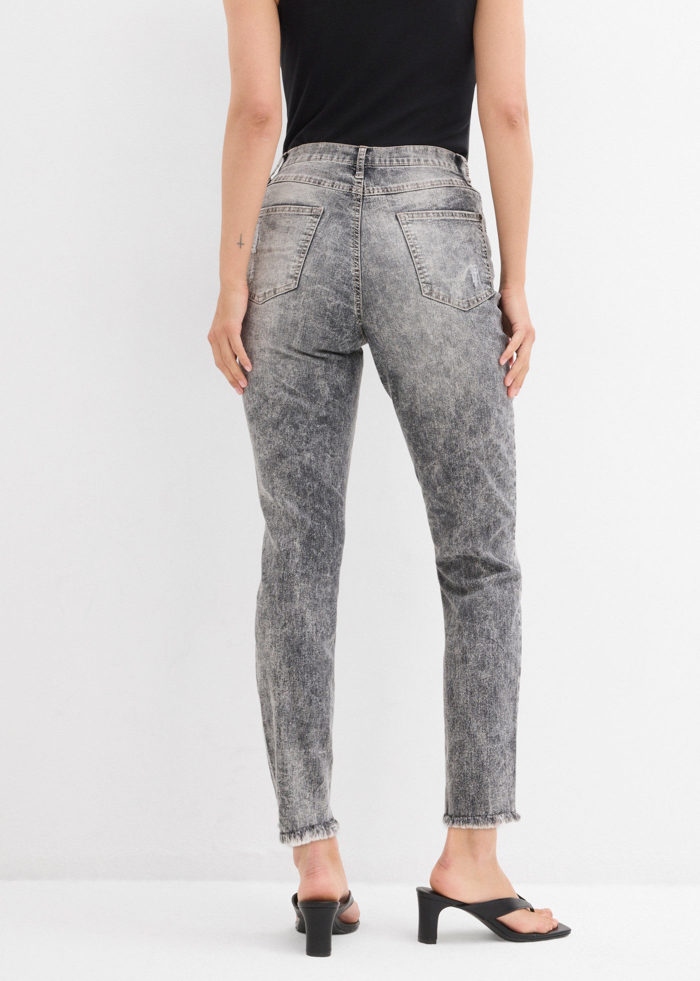 bonprix Mom-Jeans modischer Schnitt, Regular Fit, ausgefranster Saum