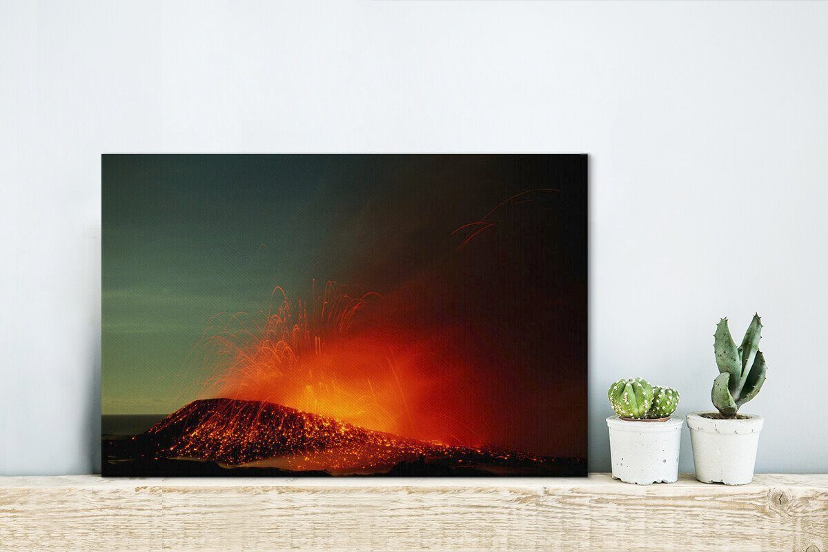 OneMillionCanvasses® Leinwandbild Wilde Vulkaneruption unter 30x20 Aufhängefertig, Wanddeko, Wandbild (1 cm grünem Himmel, St), Leinwandbilder