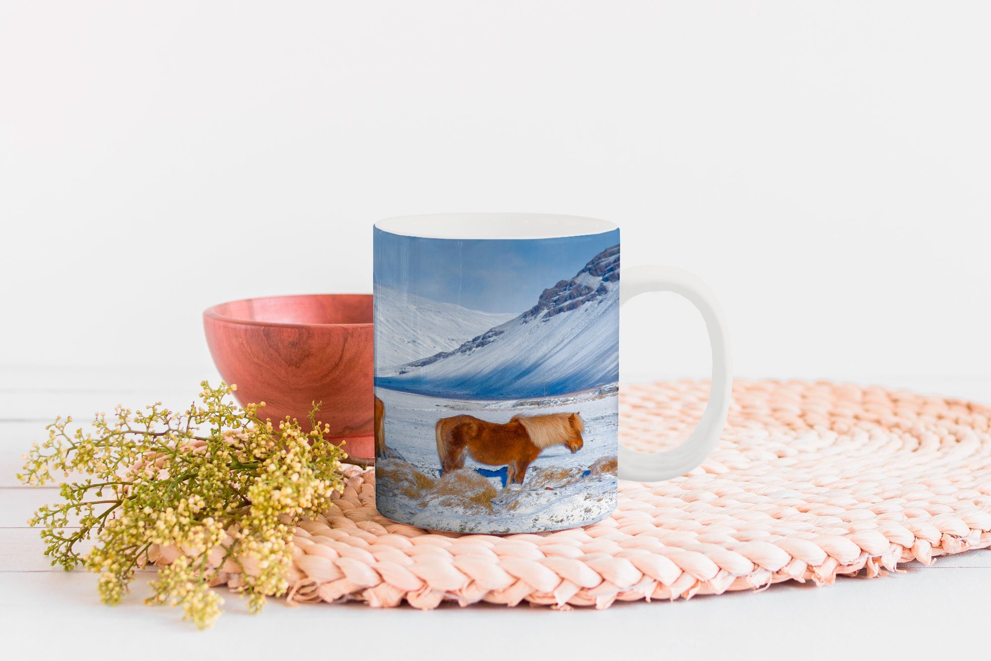 Berge Teetasse, Keramik, Verschneite Becher, MuchoWow Kaffeetassen, Teetasse, Isländerpferden, Tasse mit Geschenk