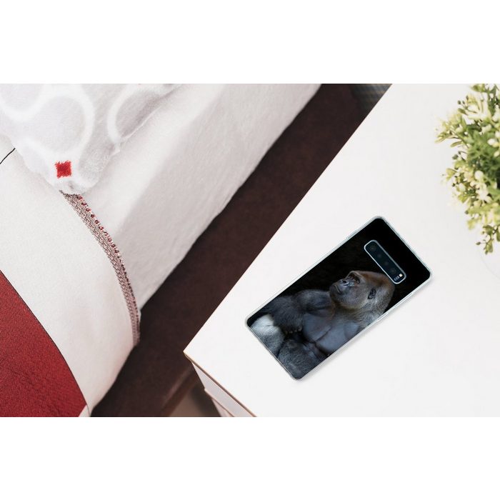 MuchoWow Handyhülle Ein muskulöser Gorilla auf schwarzem Hintergrund Phone Case Handyhülle Samsung Galaxy S10+ Silikon Schutzhülle FN11503