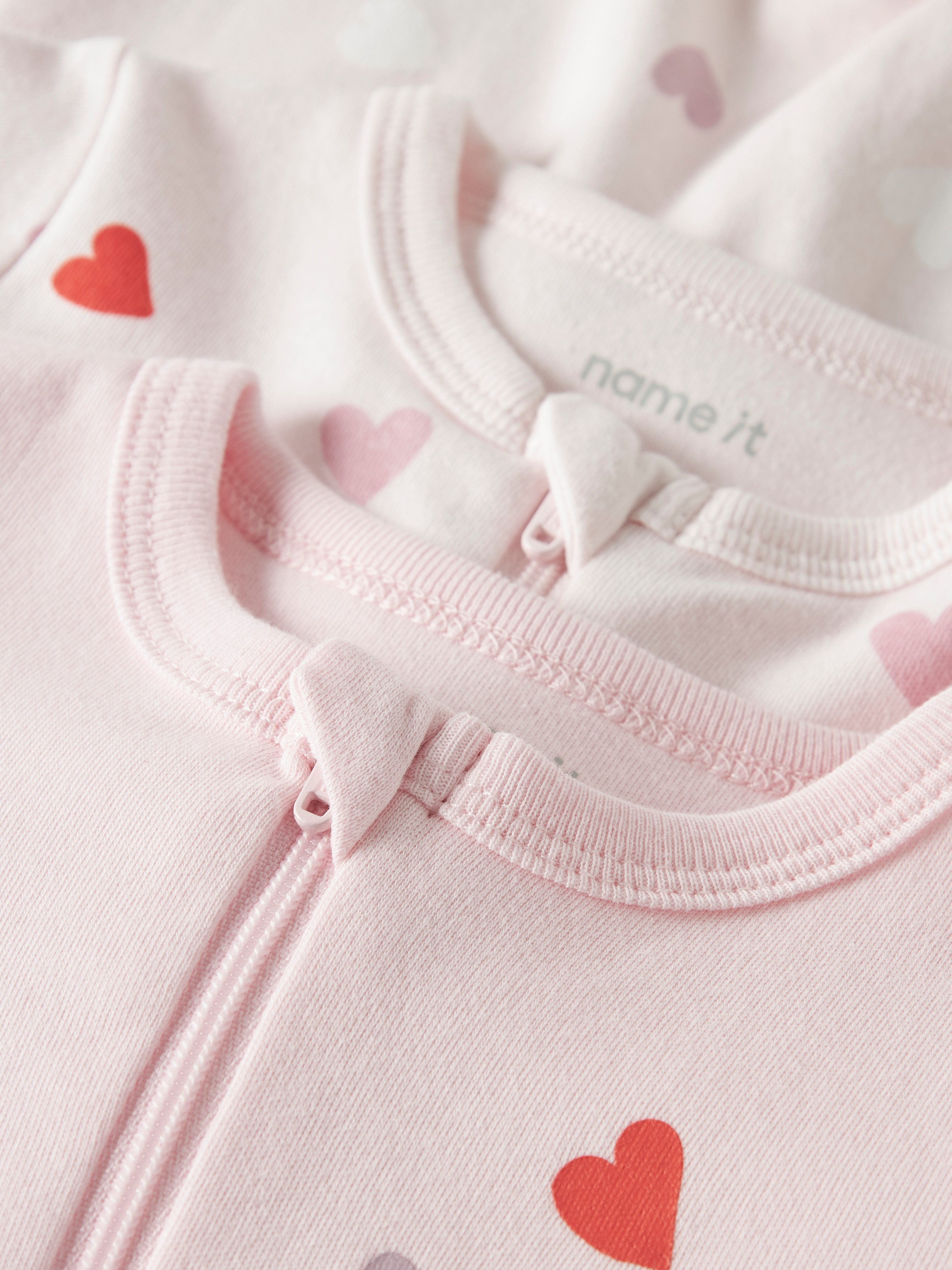 Name It Schlafanzug NBFNIGHTSUIT 2P ZIP FF CAR. HEART NOOS (Packung, 2 tlg) aus Baumwolle, bequeme Passform, mit Umschlagbund