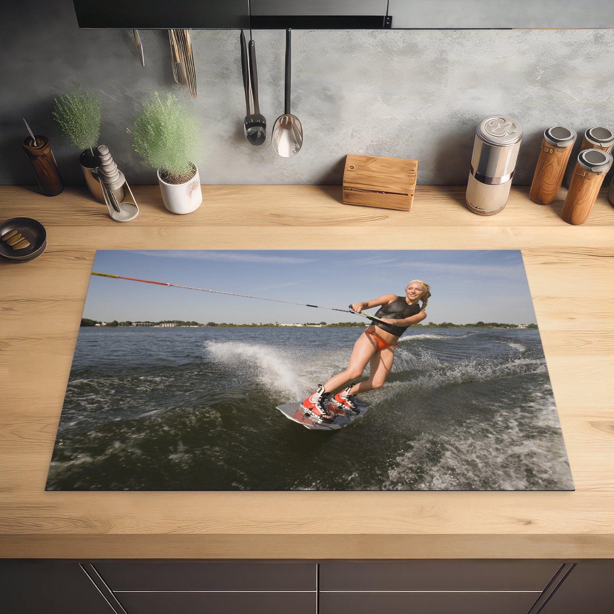 MuchoWow Herdblende-/Abdeckplatte Seewasser spritzt von einem tlg), Mädchen, cm, Induktionskochfeld fahrenden die für Schutz Wakeboard 81x52 Vinyl, (1 küche, Ceranfeldabdeckung