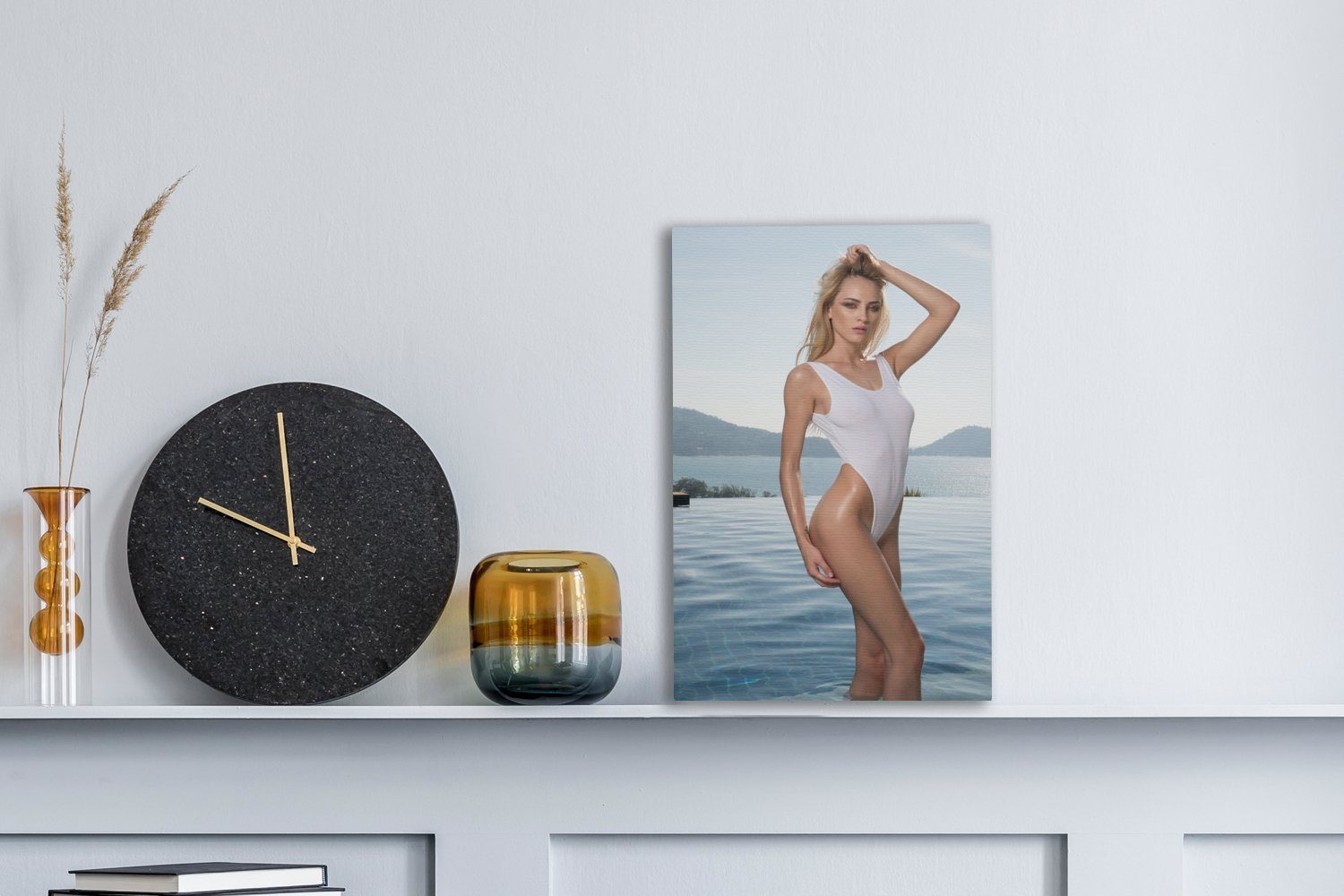 OneMillionCanvasses® Leinwandbild 20x30 Eine Frau in Gemälde, einem cm inkl. Zackenaufhänger, St), (1 fertig bespannt Badeanzug, weißen Leinwandbild