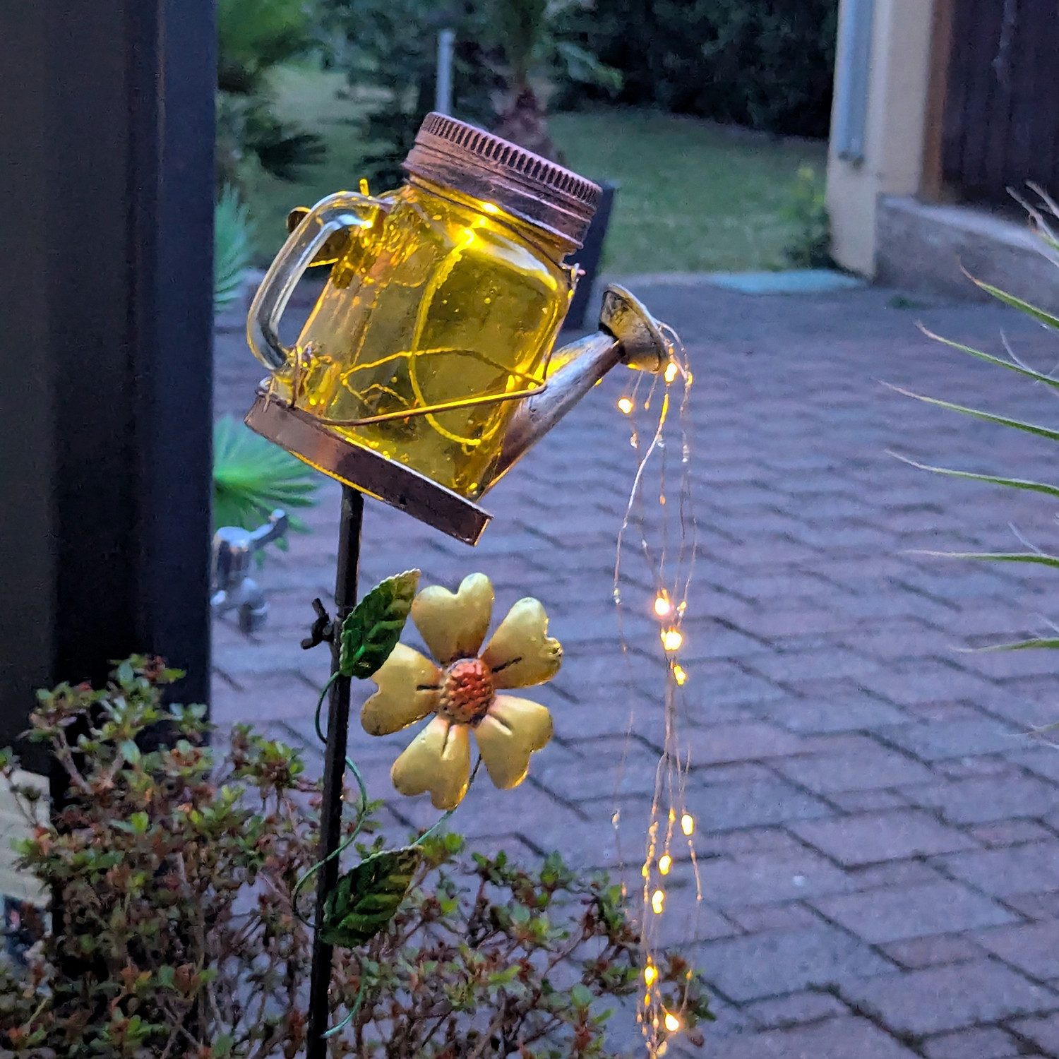 MARELIDA LED Solarleuchte LED Solar Gießkanne Wasserfalleffekt Gartenstecker Solarglas Libelle, LED Classic, warmweiß (2100K bis 3000K)