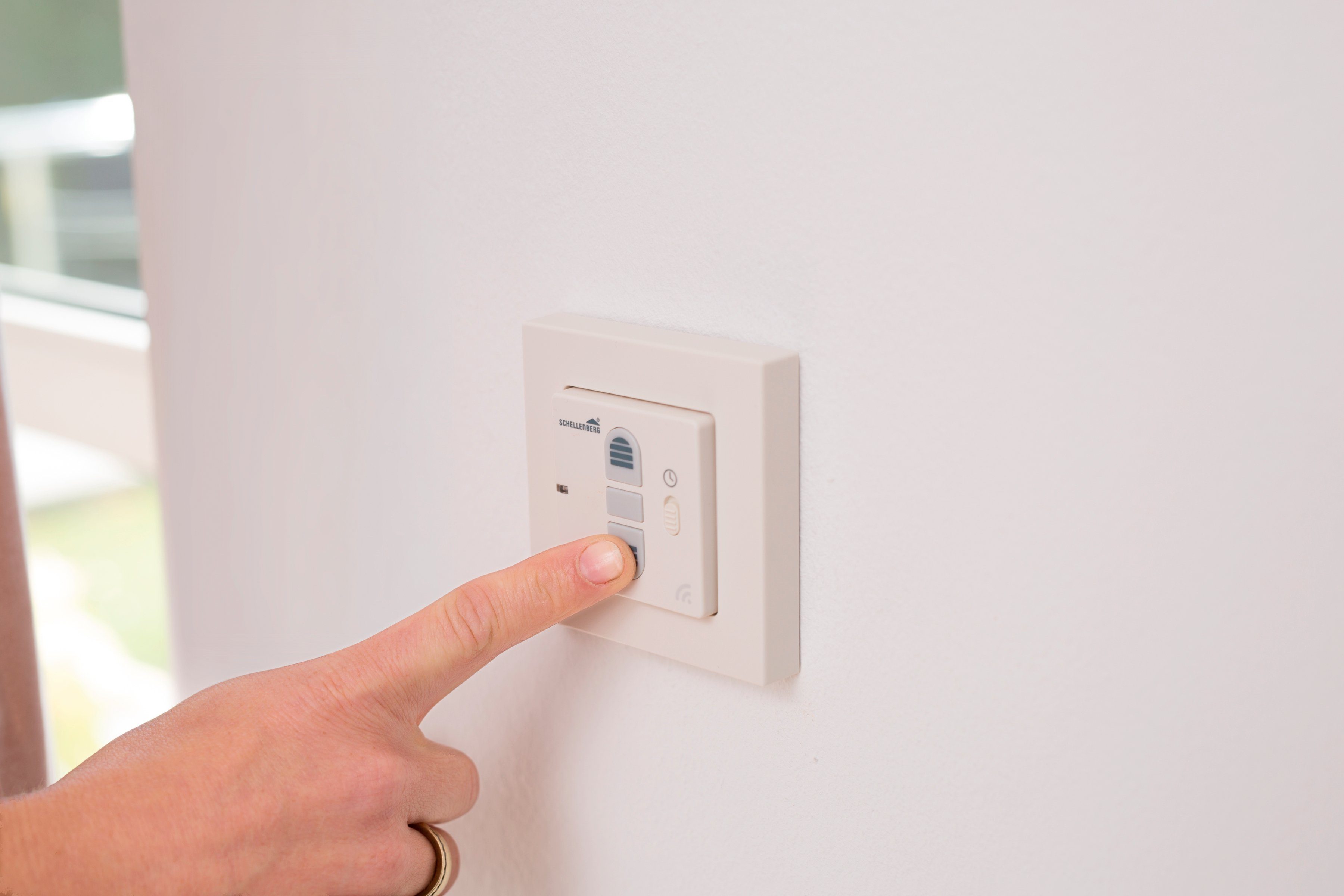 SCHELLENBERG Rollladen-Funksteuerung Aufputz, Smart Home Funk-Zeitschaltuhr, zur Steuerung für Rollläden, Licht, Steckdosen und Markisen